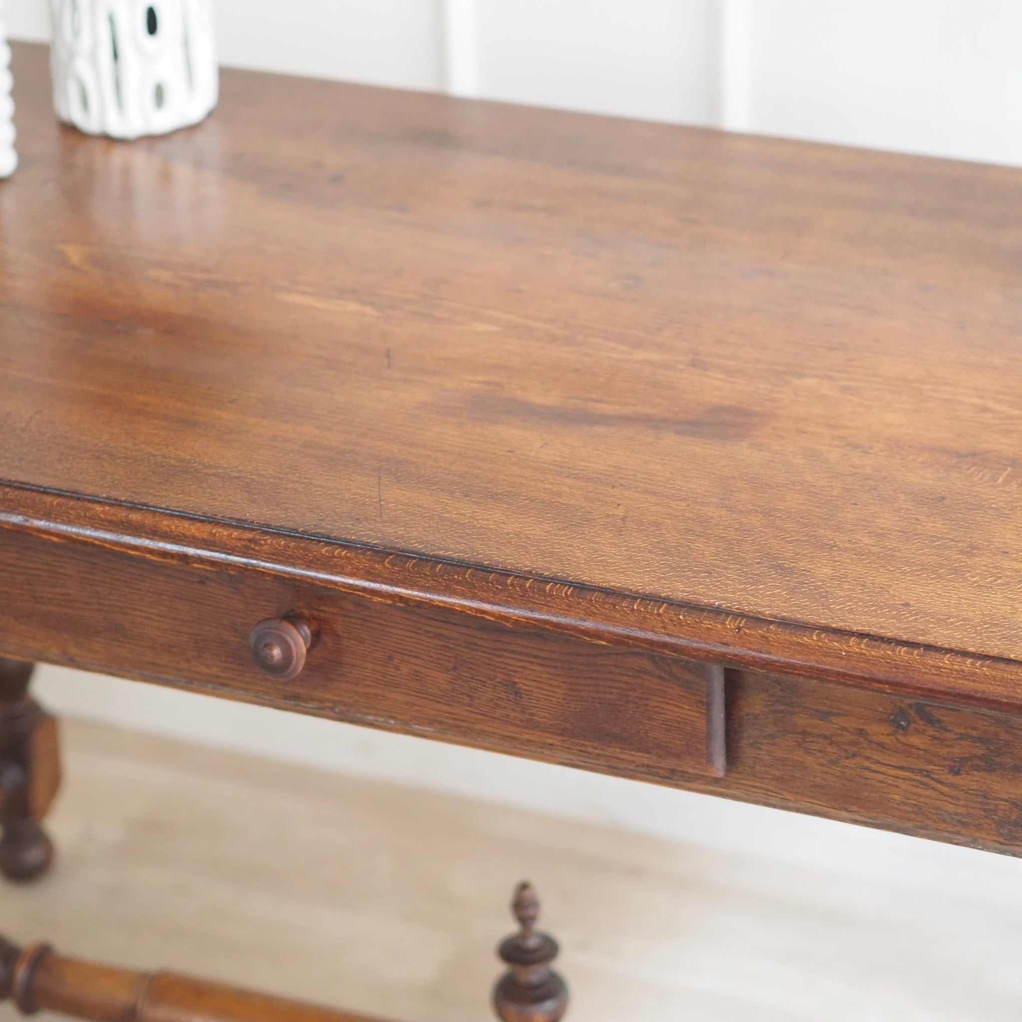 EPOCHE 1890 - Antiker Schreib- Esstisch mit gedrechseltem Gestell