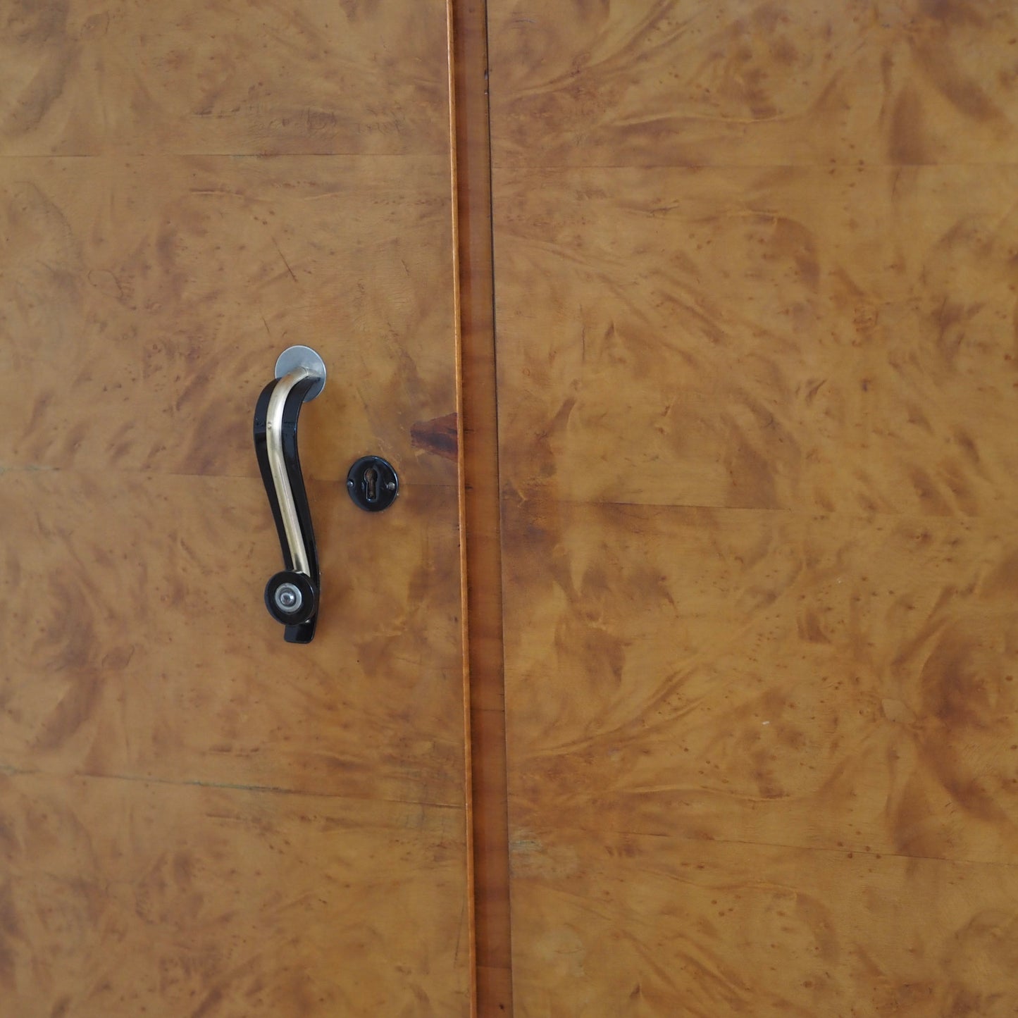 EPOCHE 1940 - Art-Déco Dreitüriger Kleiderschrank mit Wurzelholzfurnier