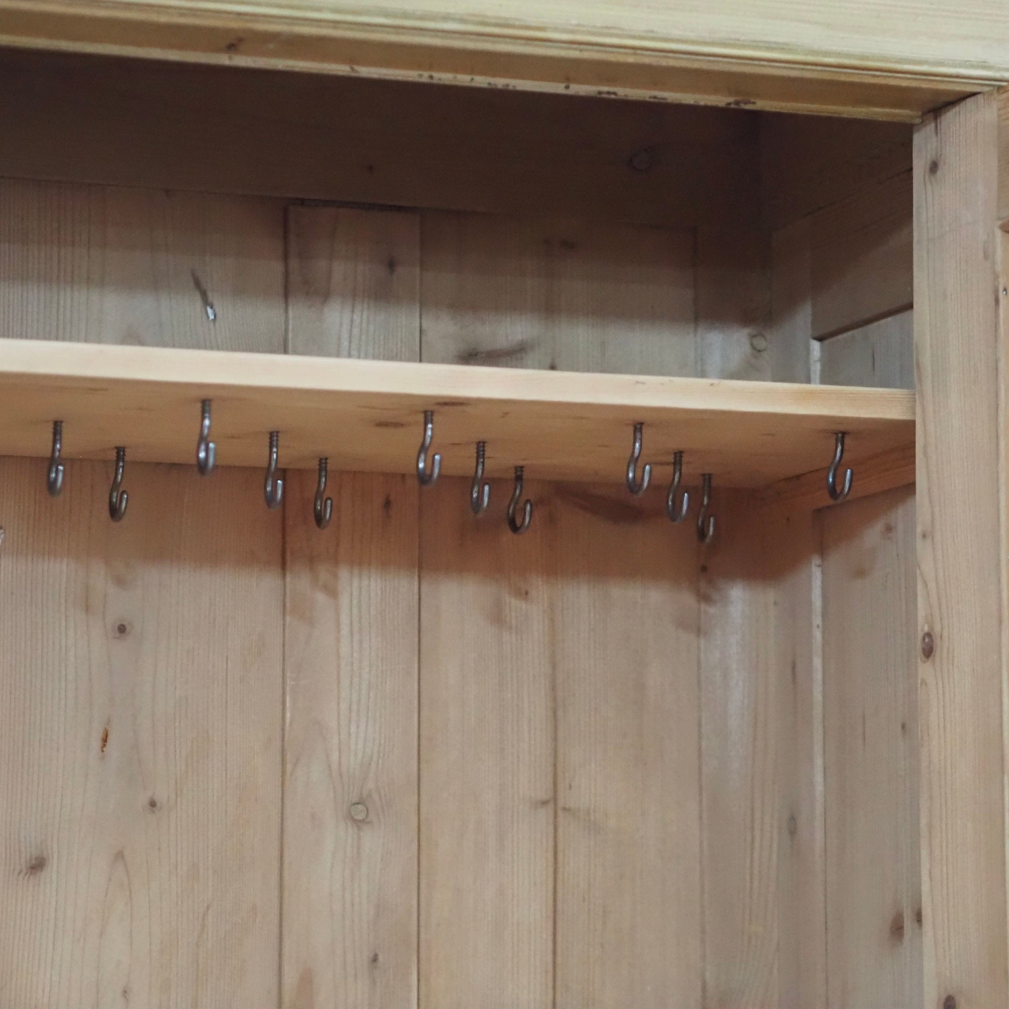 EPOCHE 1900 - Zweitüriger Kleider- Garderobenschrank mit Bierlasur um 1900