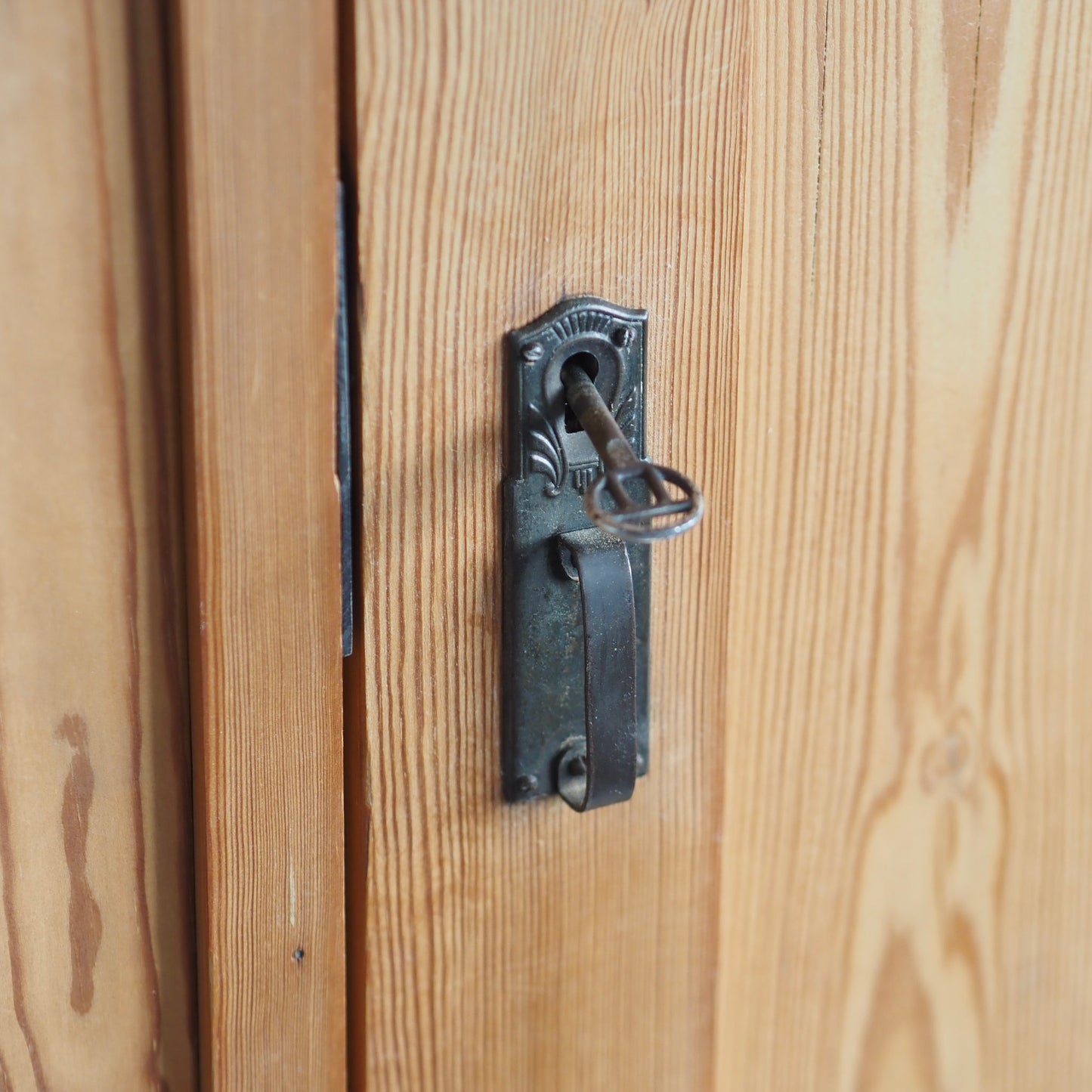 EPOCHE 1910 - Kleiderschrank Jugendstil Weichholz 3-türig mit Spiegel & Sprossenfenster