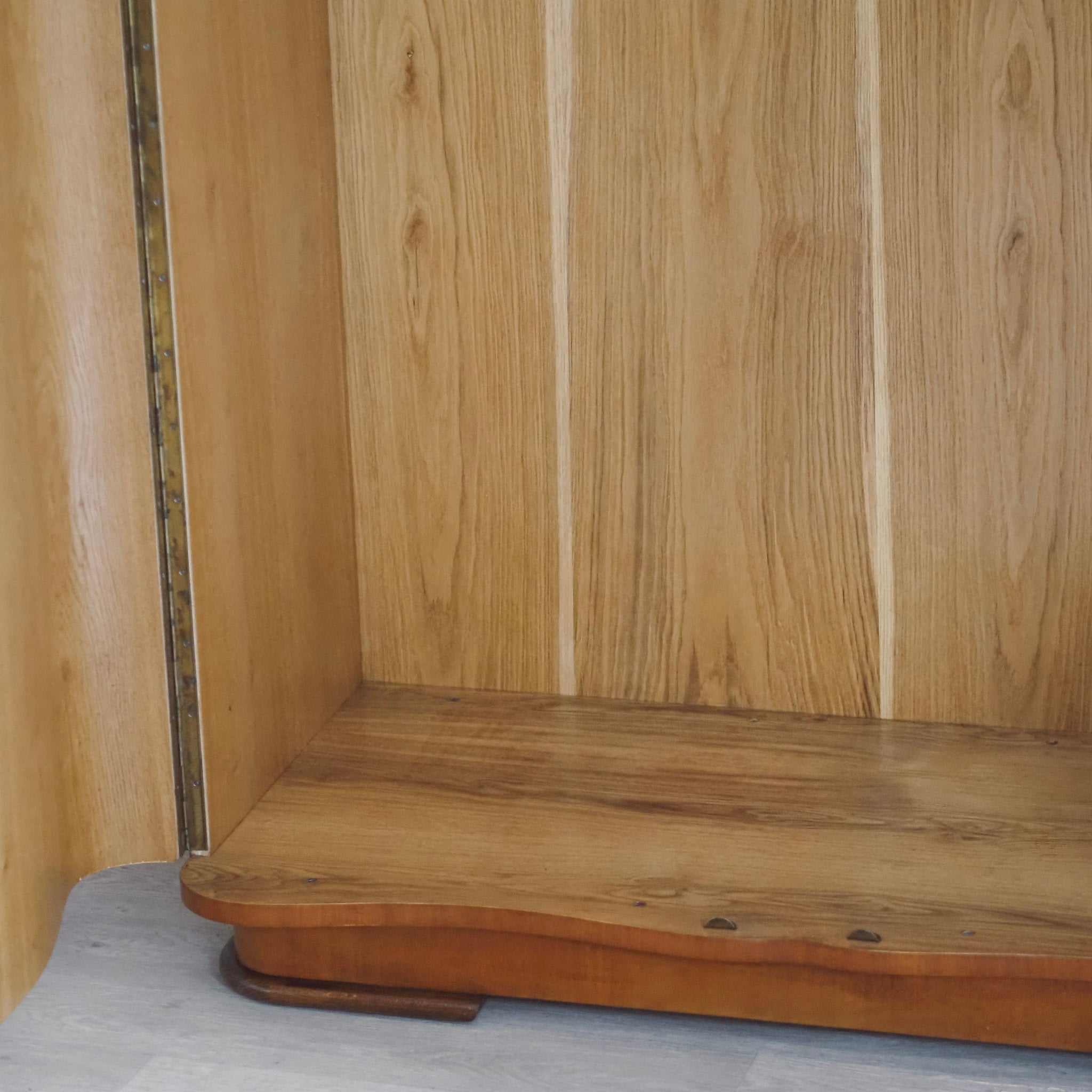 EPOCHE 1950 - Mid Century Kleiderschrank 2-türig sanft geschwungen