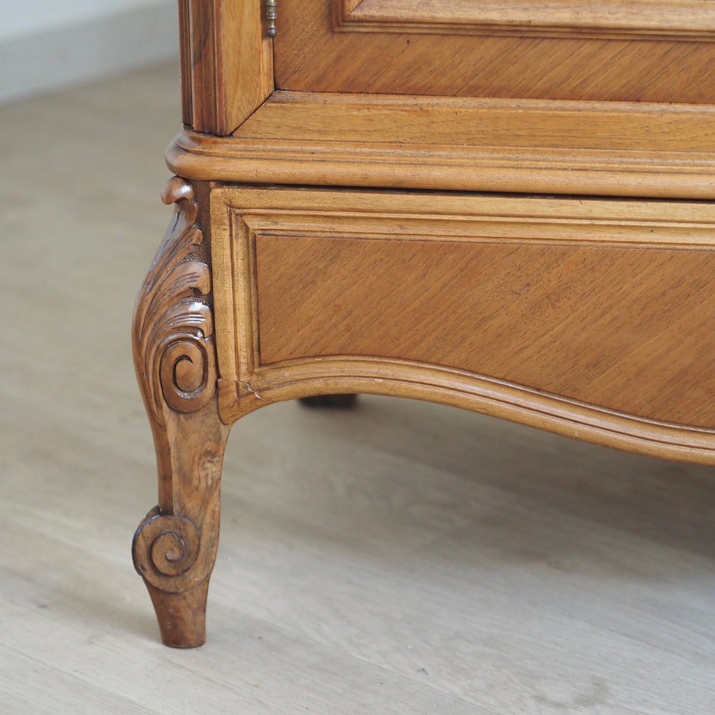 EPOCHE 1890 - Antiker französischer Spiegelschrank im Louis XV Stil