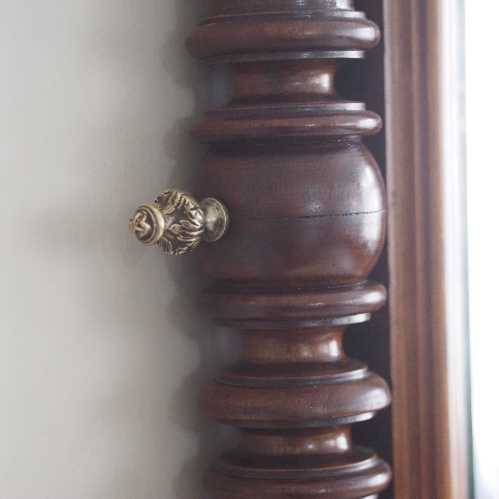 EPOCHE 1880 - Antike Spiegelkommode mit weißem Marmor aus der Gründerzeit