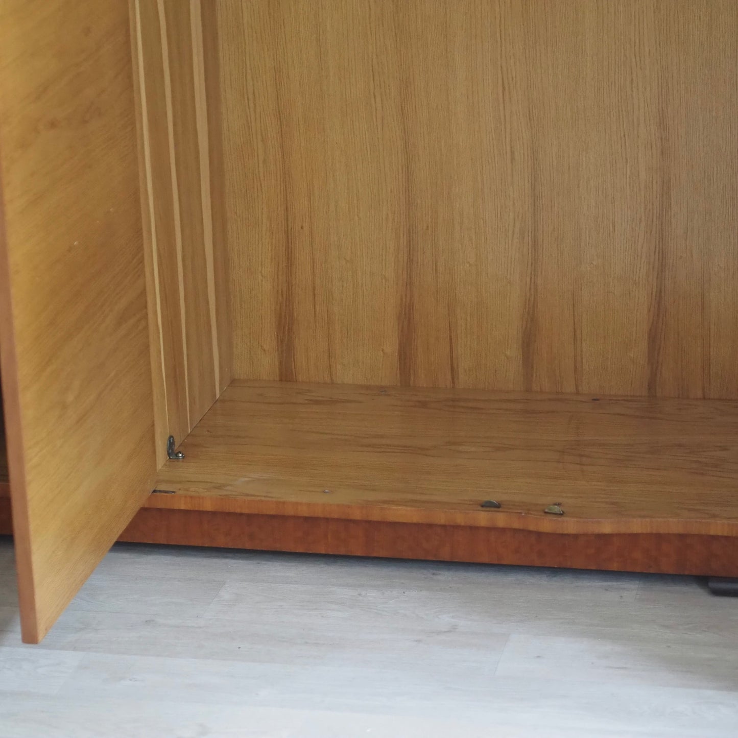 EPOCHE 1950 - Großer Mid Century Kleiderschrank 3-türig sanft geschwungen