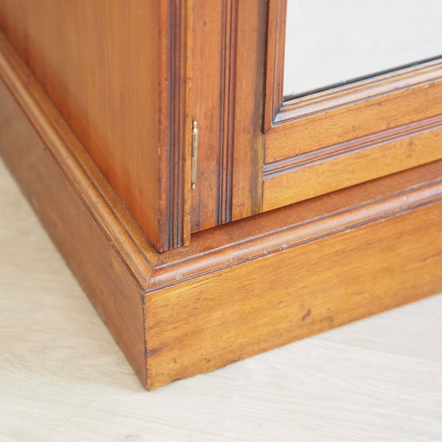 EPOCHE 1890 - Englischer Kleiderschrank mit Spiegel - Gründerzeit
