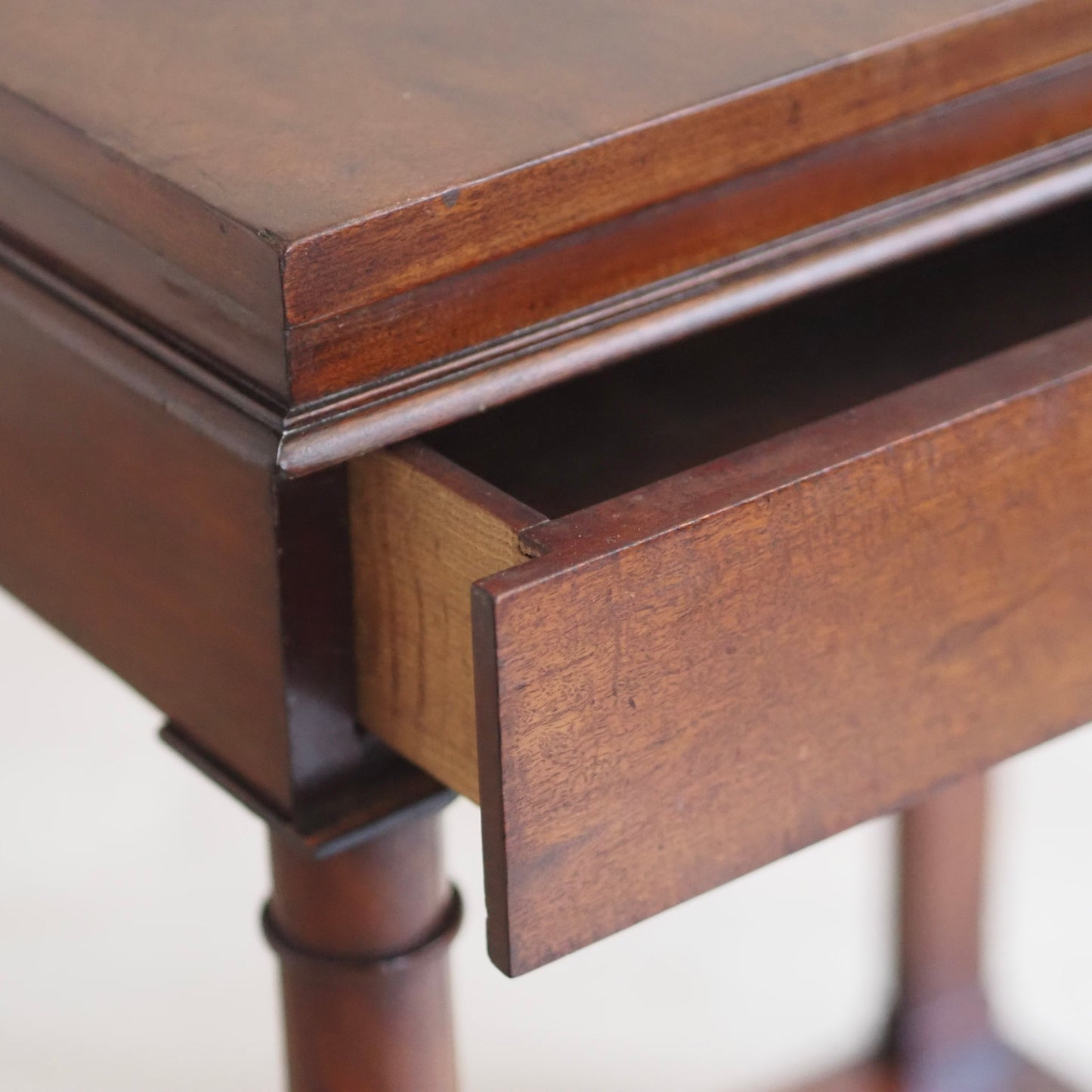 EPOCHE 1850 - Biedermeier, Empire Frisier,- Schmink- & Beistelltisch