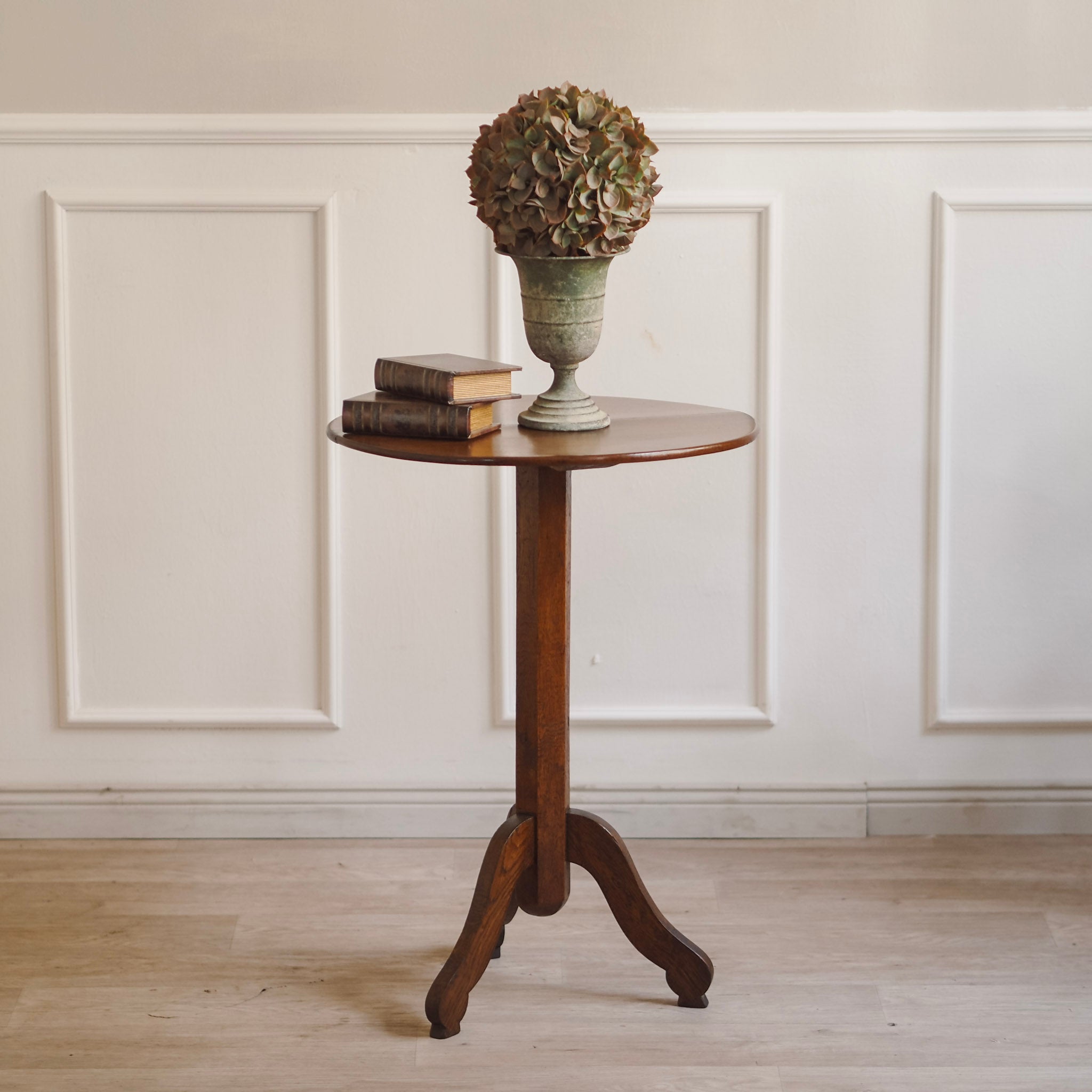 EPOCHE 1900 - Antiker Beistelltisch auf drei geschwungenen Beinen, Säulentisch