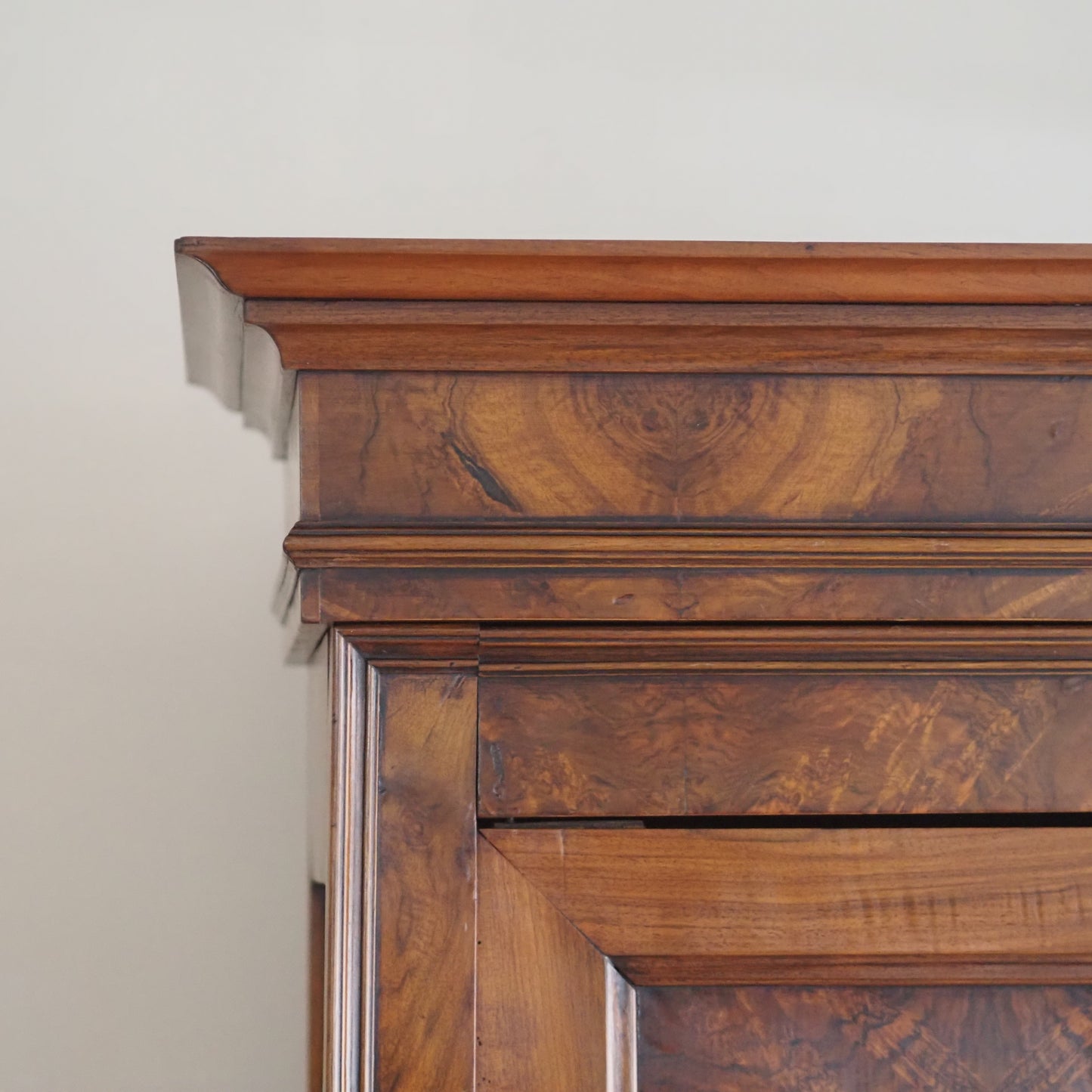 EPOCHE 1890 - Gründerzeit-Schrank mit Wurzelholzfurnier