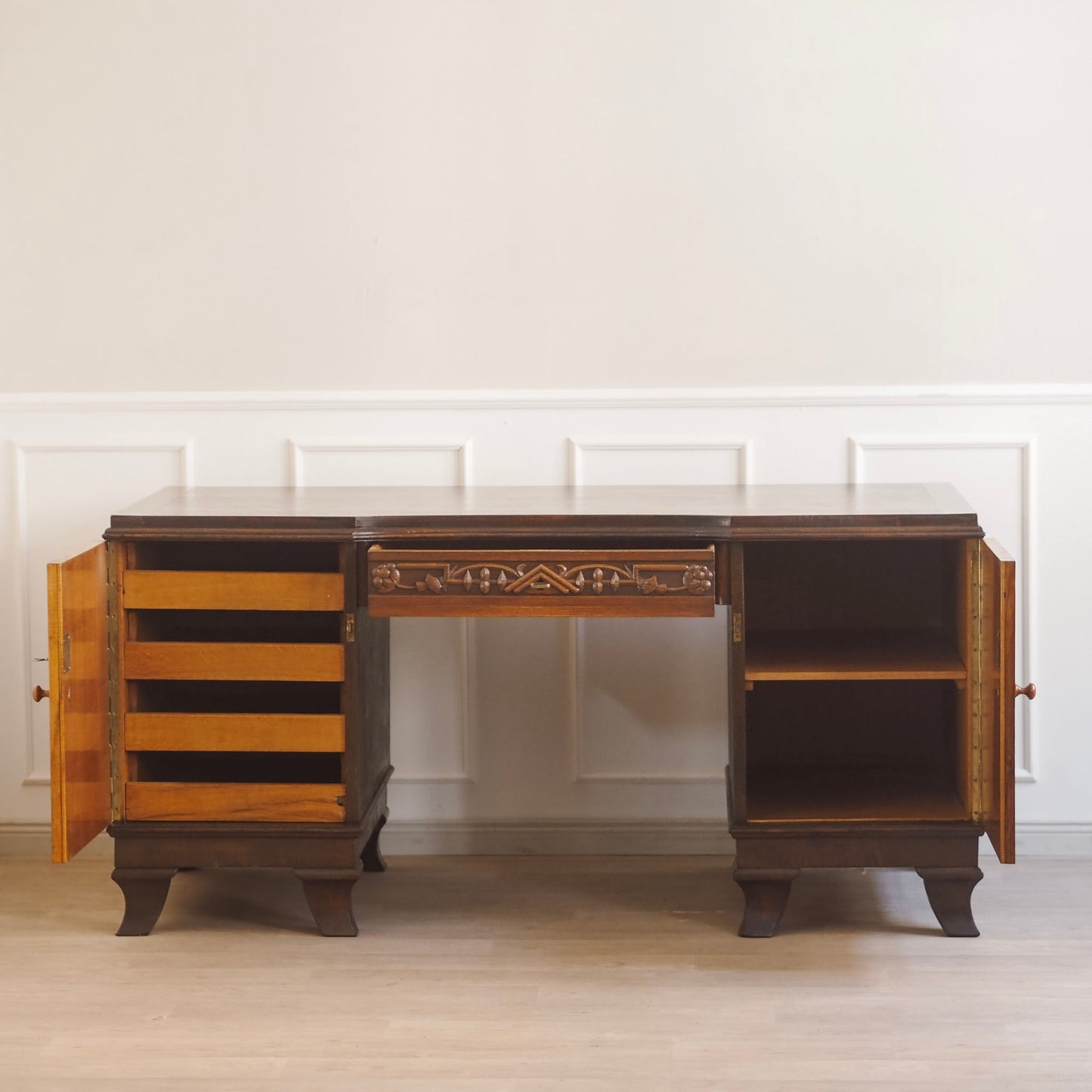 EPOCHE 1920 - Großer Art-Déco-Schreibtisch mit Nussbaumwurzel-Furnier
