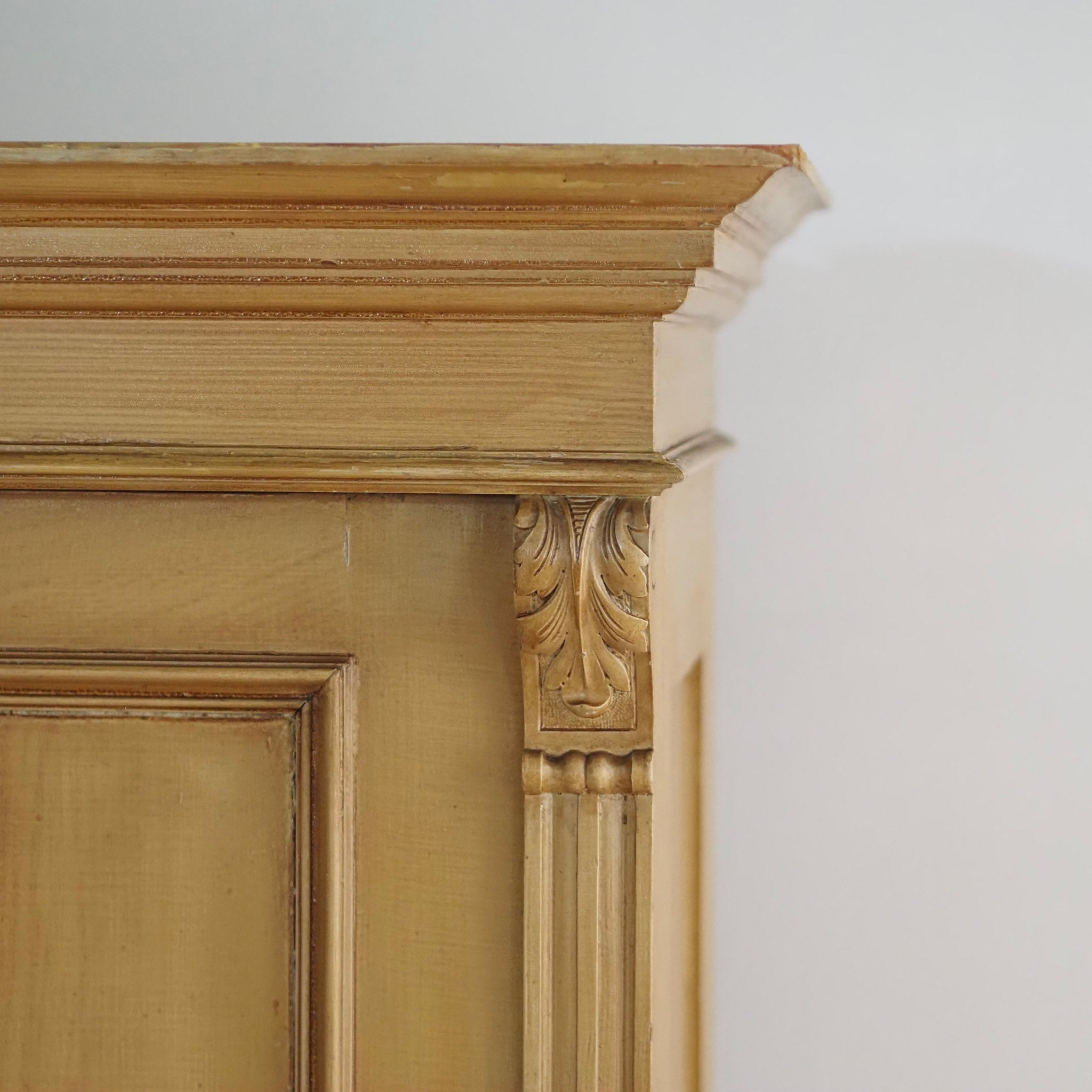 EPOCHE 1900 - Zweitüriger Kleider- Garderobenschrank mit Bierlasur um 1900