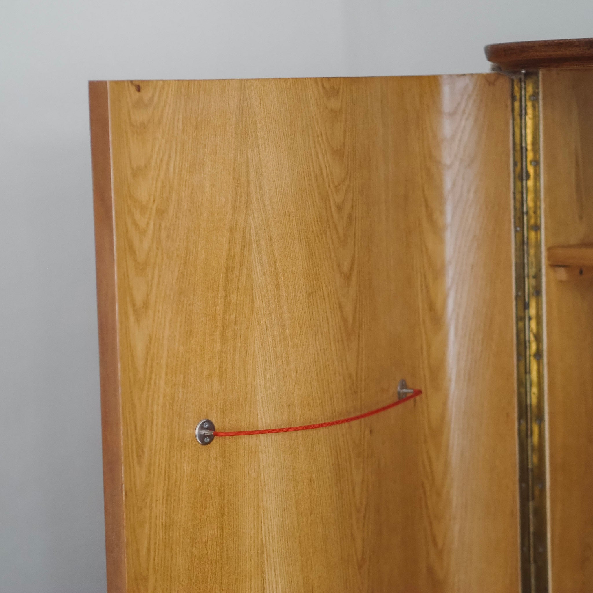 EPOCHE 1950 - Mid Century Kleiderschrank 2-türig sanft geschwungen