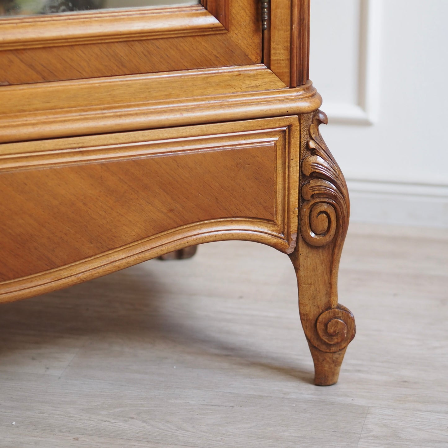 EPOCHE 1890 - Antiker französischer Spiegelschrank im Louis XV Stil