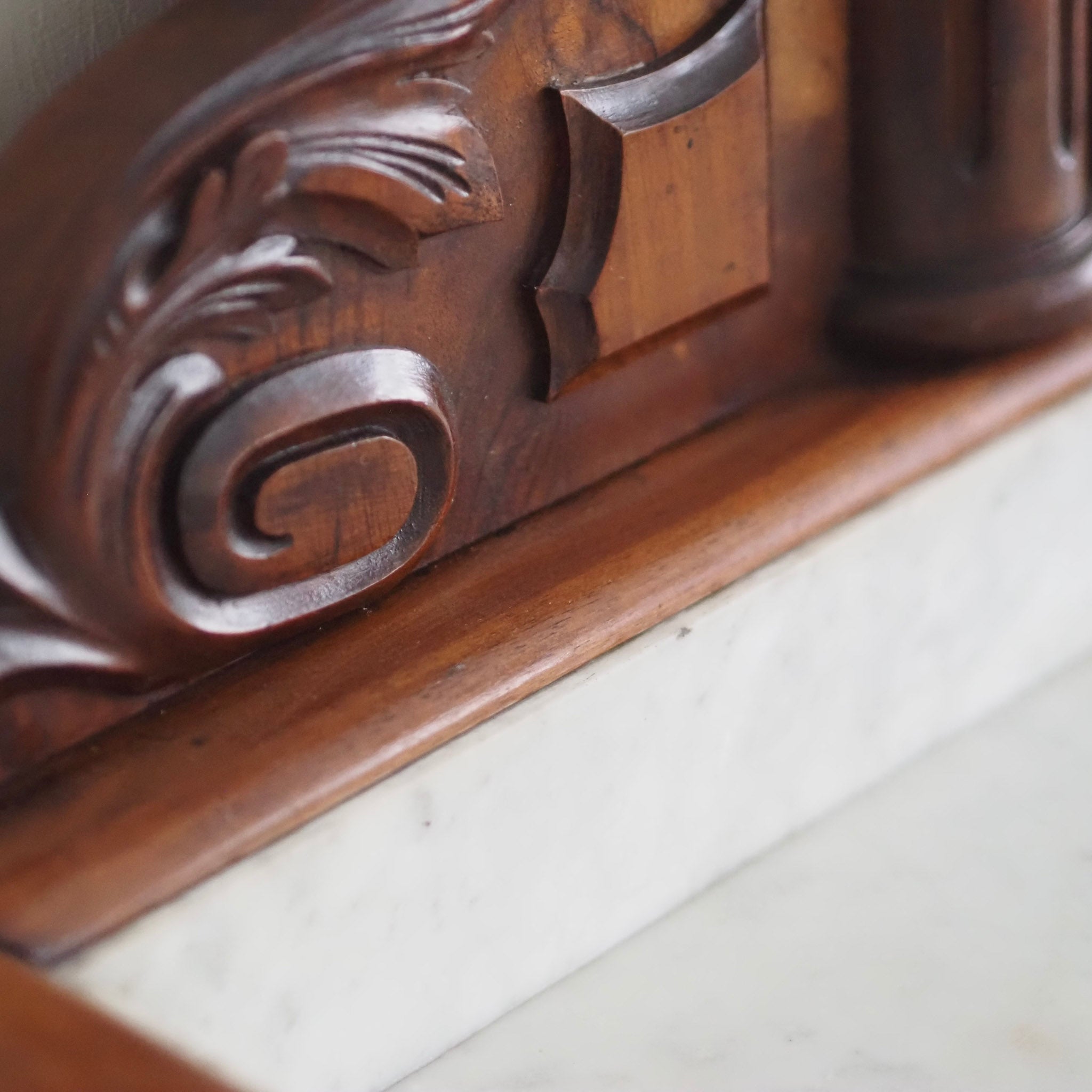 EPOCHE 1880 - Antike Spiegelkommode mit weißem Marmor aus der Gründerzeit