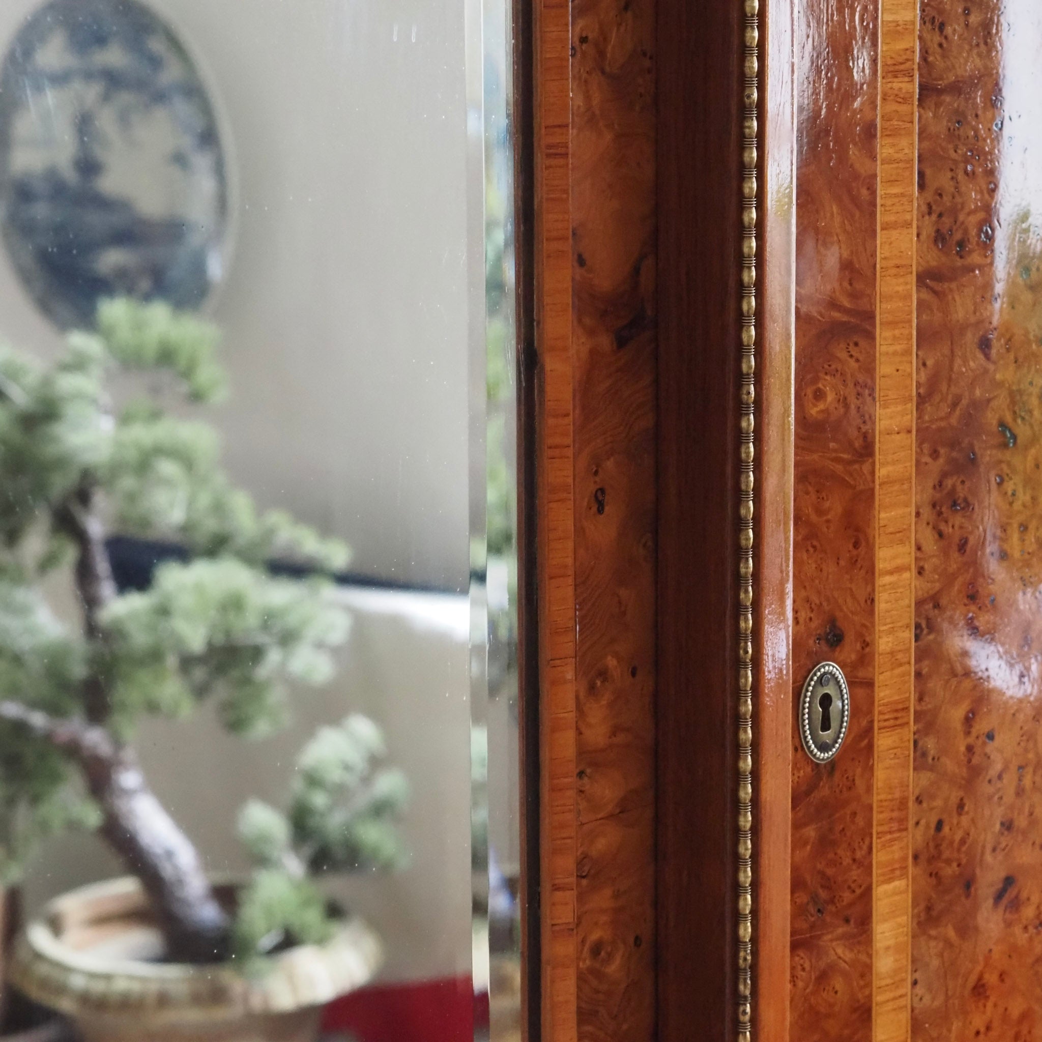 Französischer Kleiderschrank mit Wurzelholz und Intarsien - Großer Spiegel, um 1880–1900