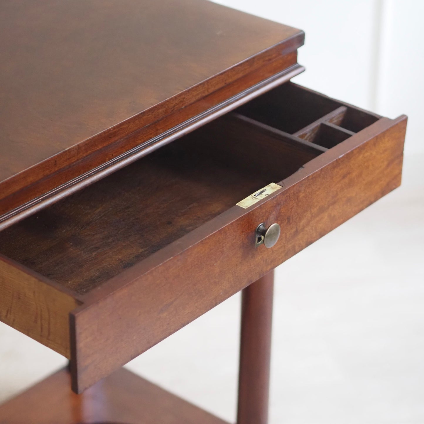 EPOCHE 1850 - Biedermeier, Empire Frisier,- Schmink- & Beistelltisch