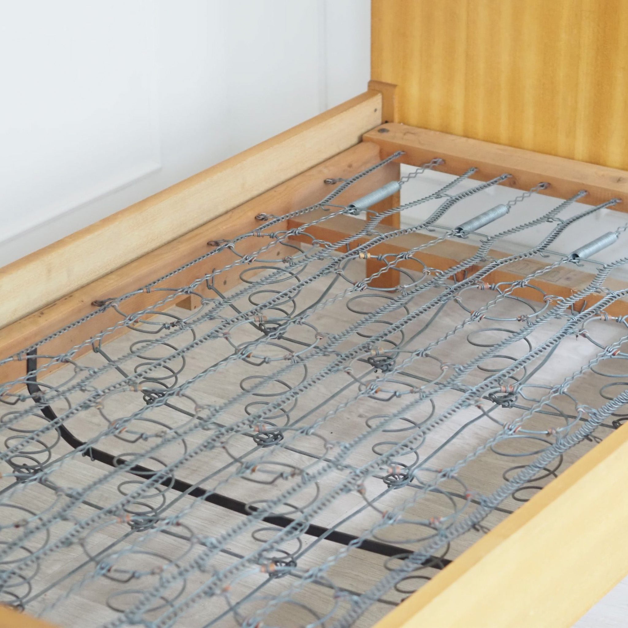 Stilvolles Mid-Century Holz Bett mit Federkern-Lattenrost, um 1950