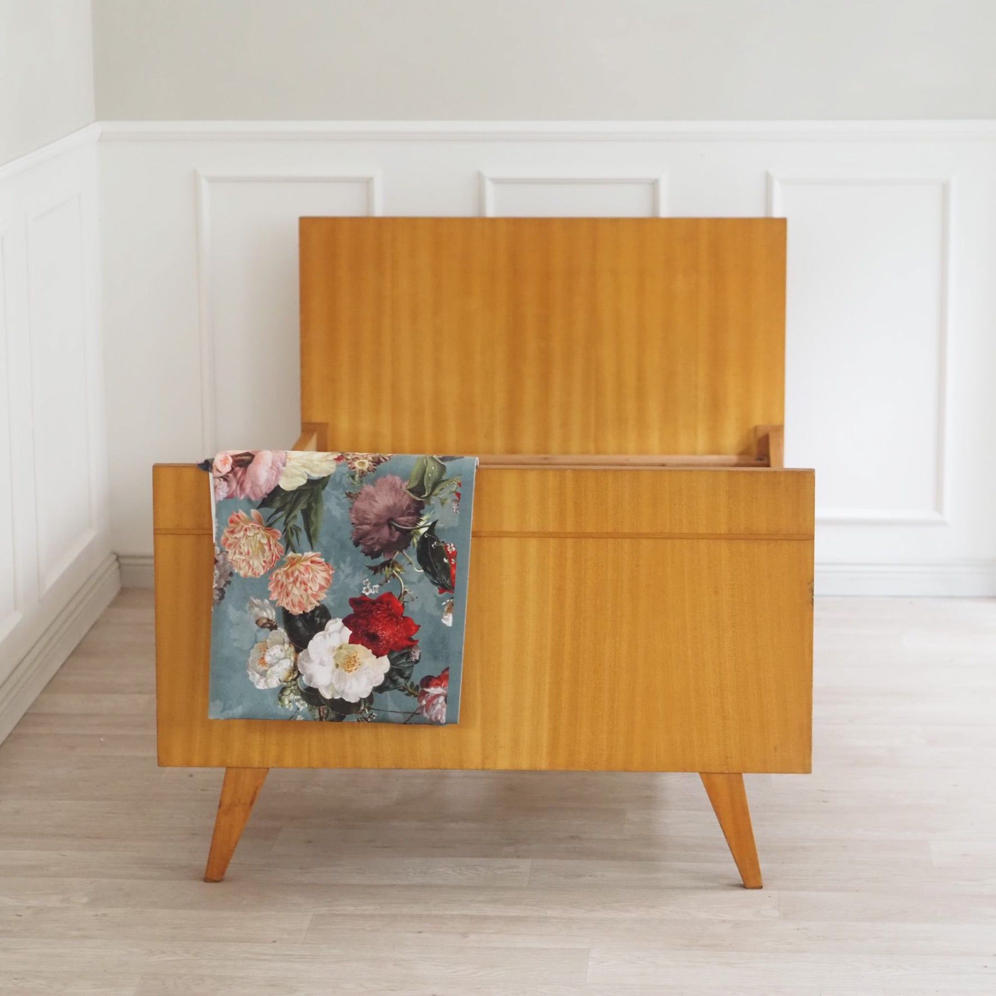 Stilvolles Mid-Century Holz Bett mit Federkern-Lattenrost, um 1950