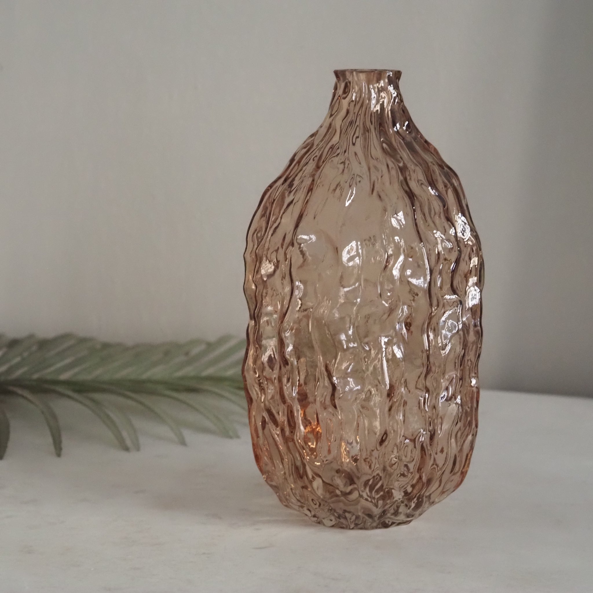 Glasvase Bernstein-Rosé · Strukturglas mit gewellter Oberfläche