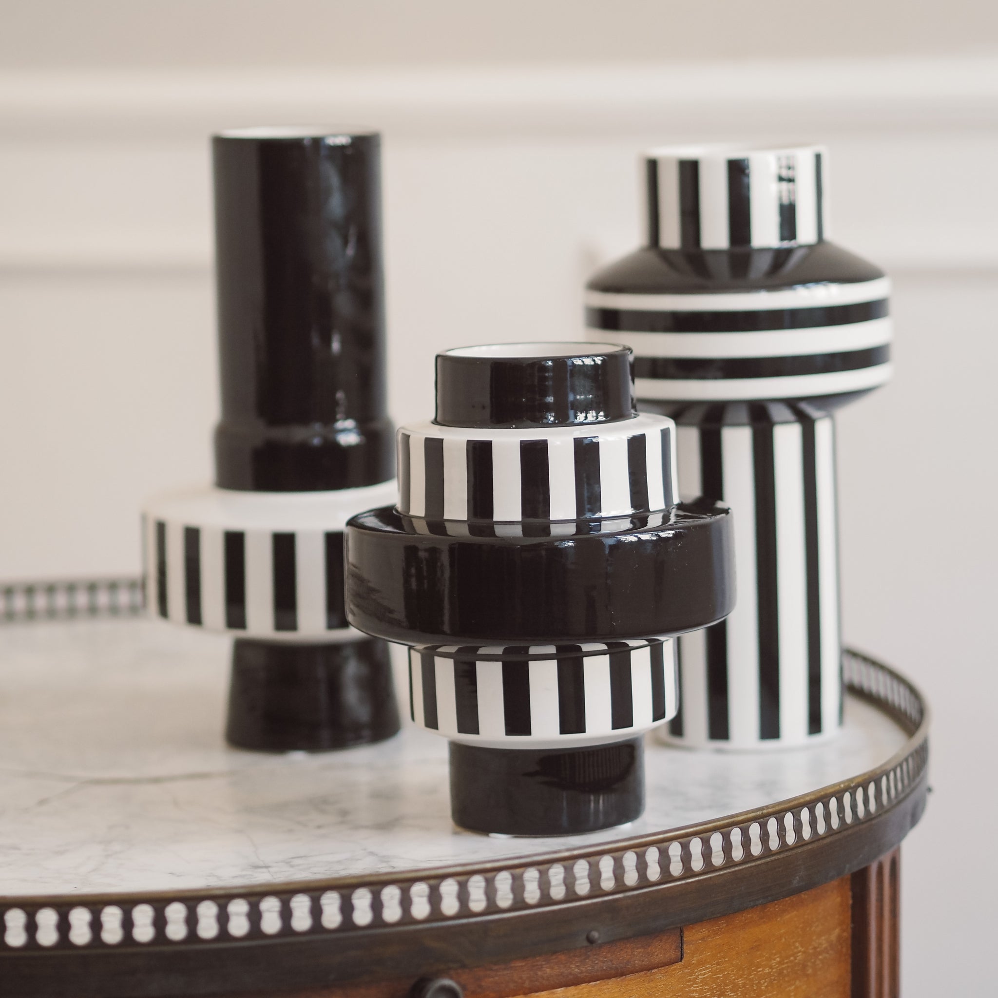 Vase schwarz weiß gestreift modern