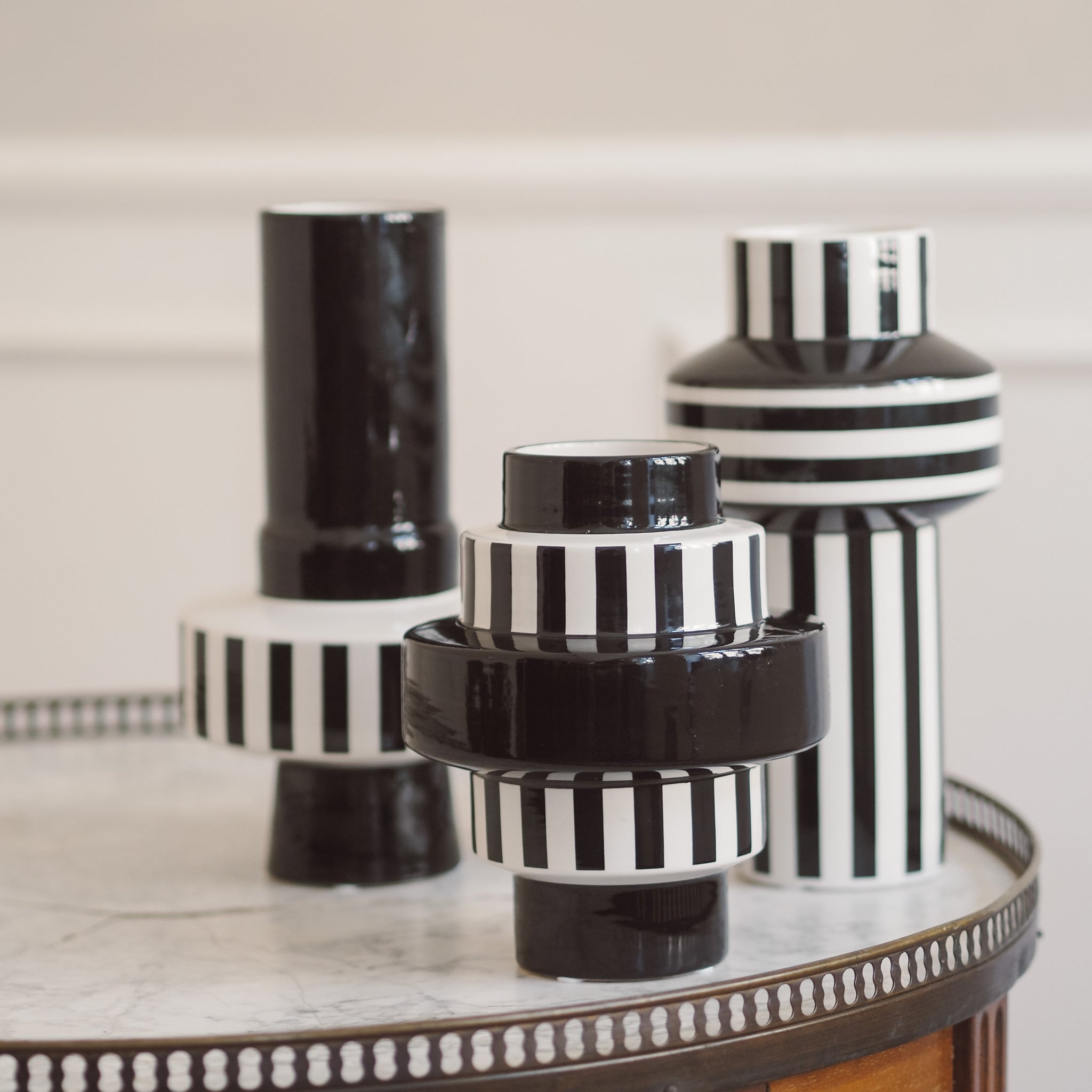 Vase schwarz weiß gestreift modern