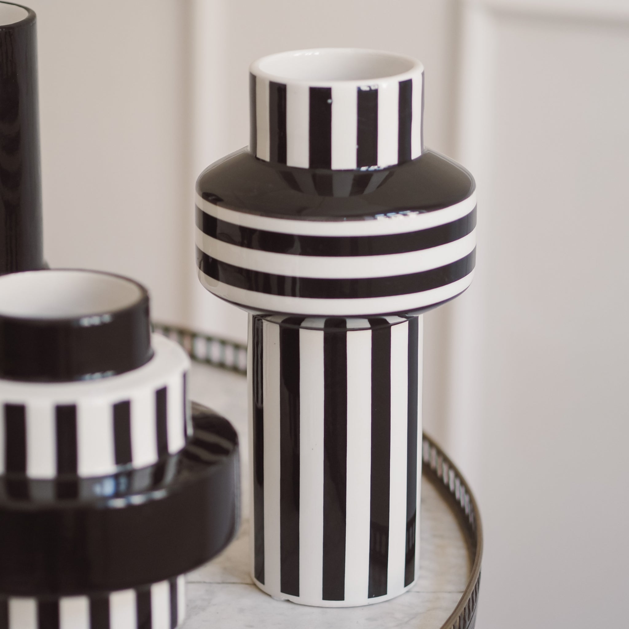 Vase schwarz weiß gestreift modern