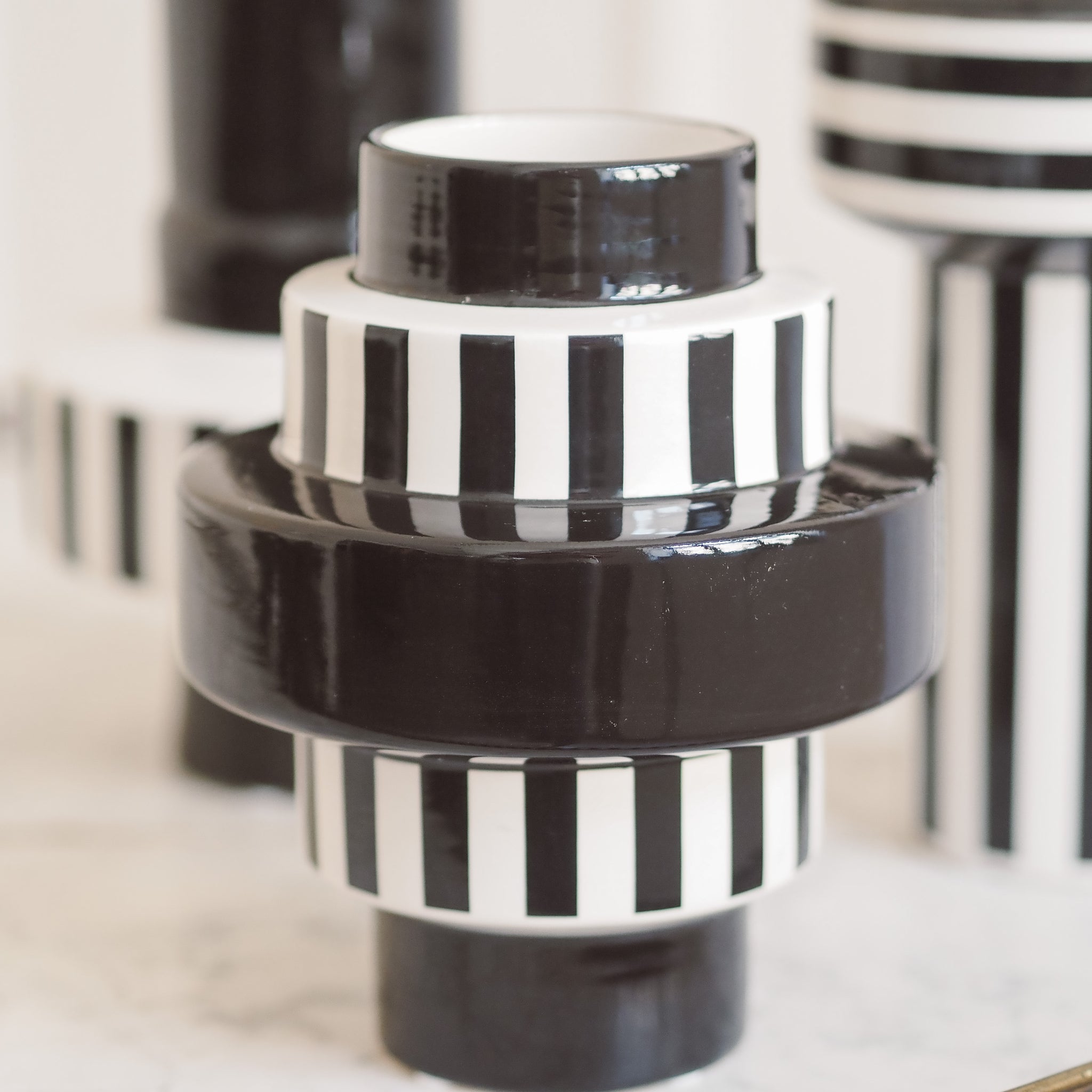 Vase schwarz weiß gestreift modern
