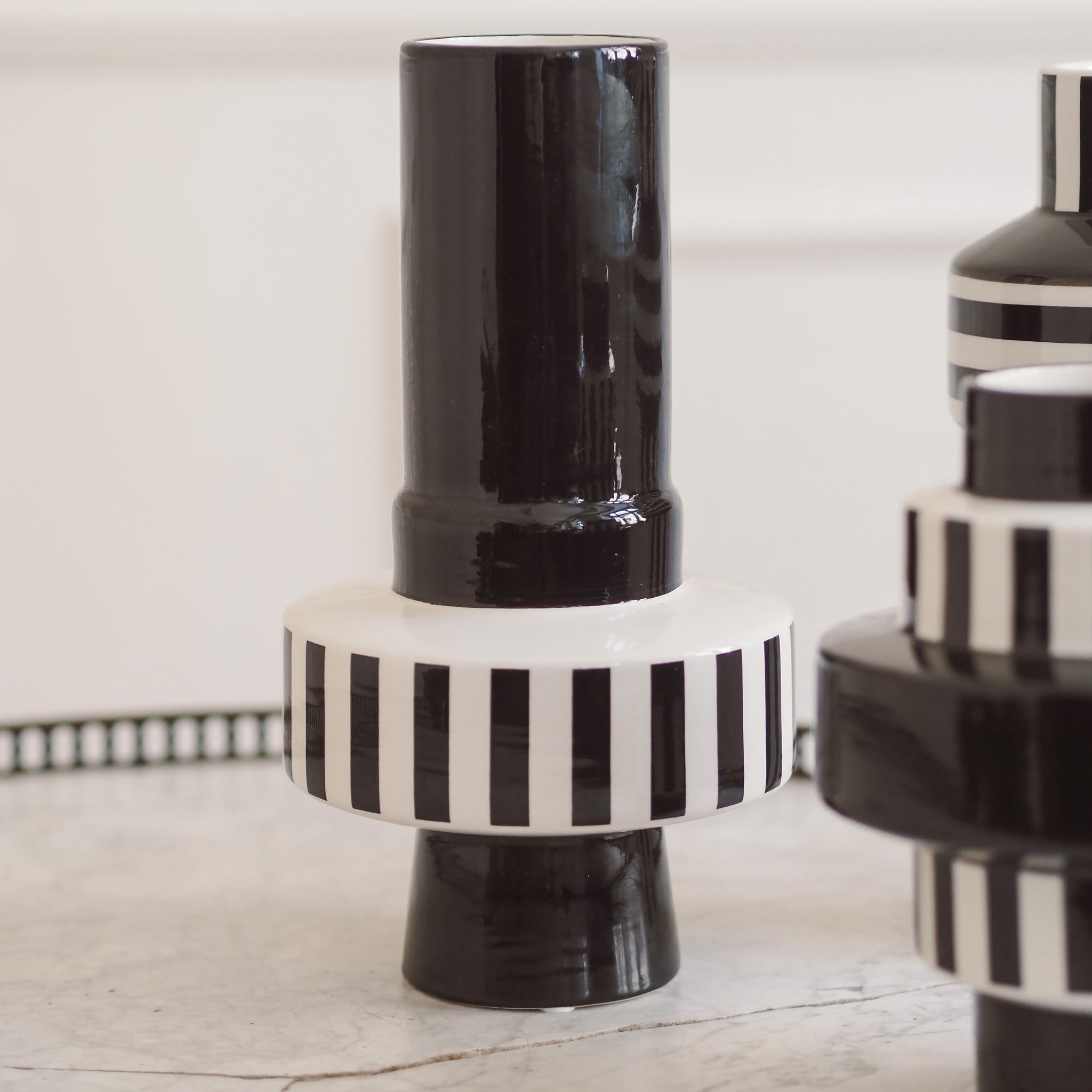 Vase schwarz weiß gestreift modern