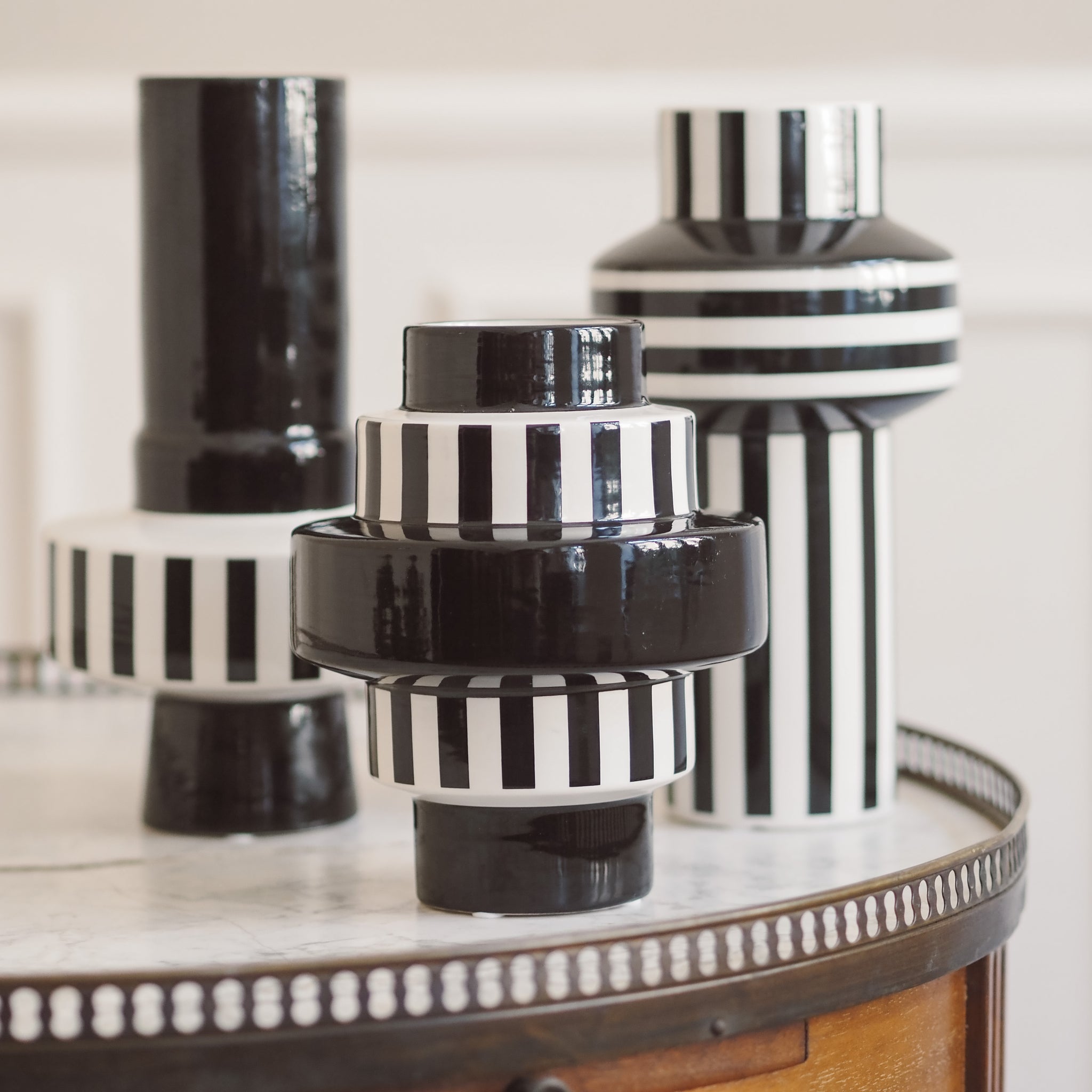 Vase schwarz weiß gestreift modern