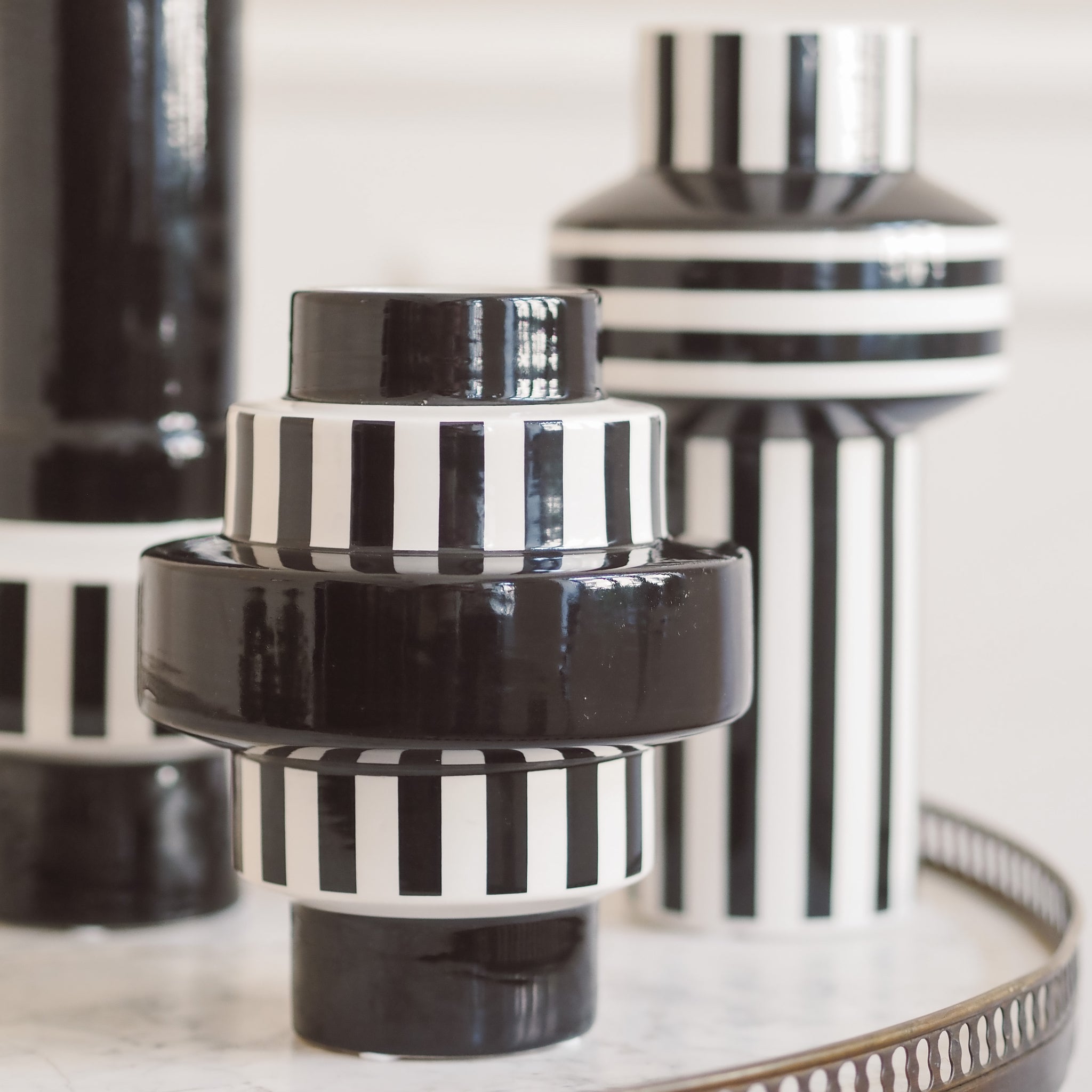 Vase schwarz weiß gestreift modern