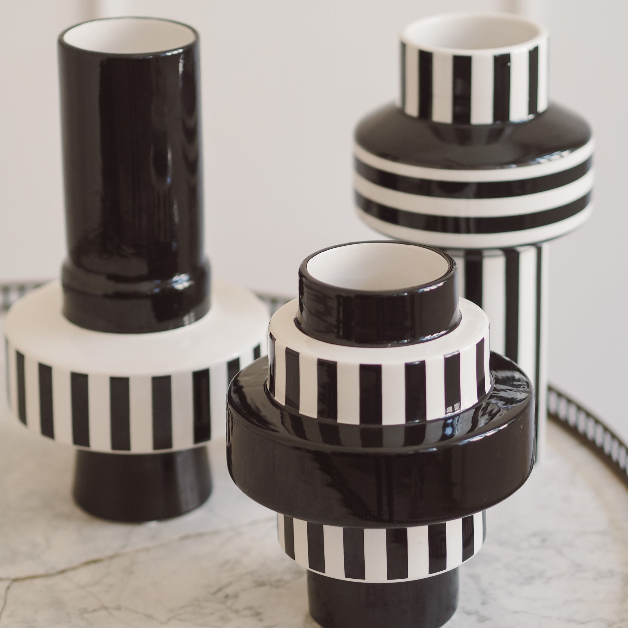 Vase schwarz weiß gestreift modern
