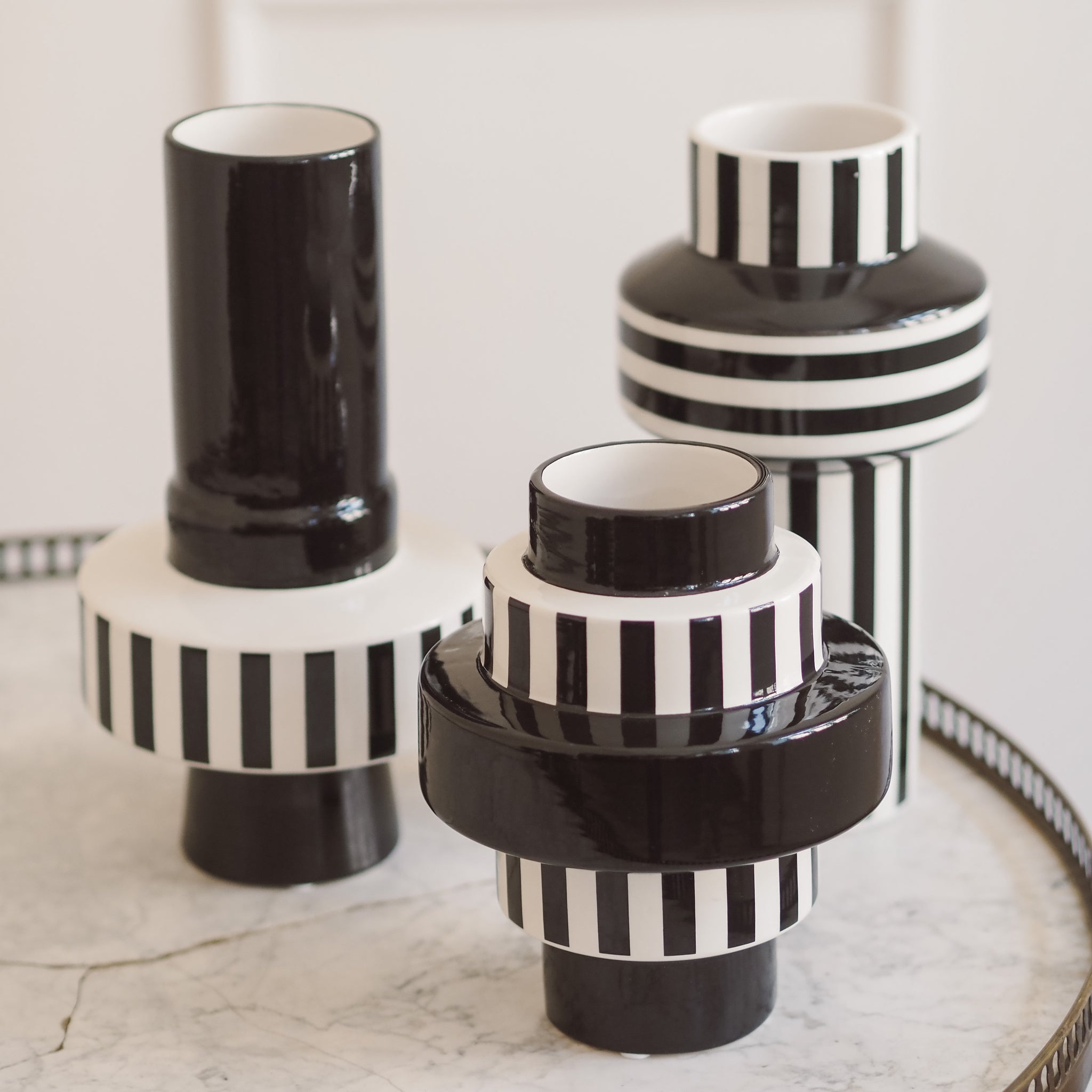 Vase schwarz weiß gestreift modern