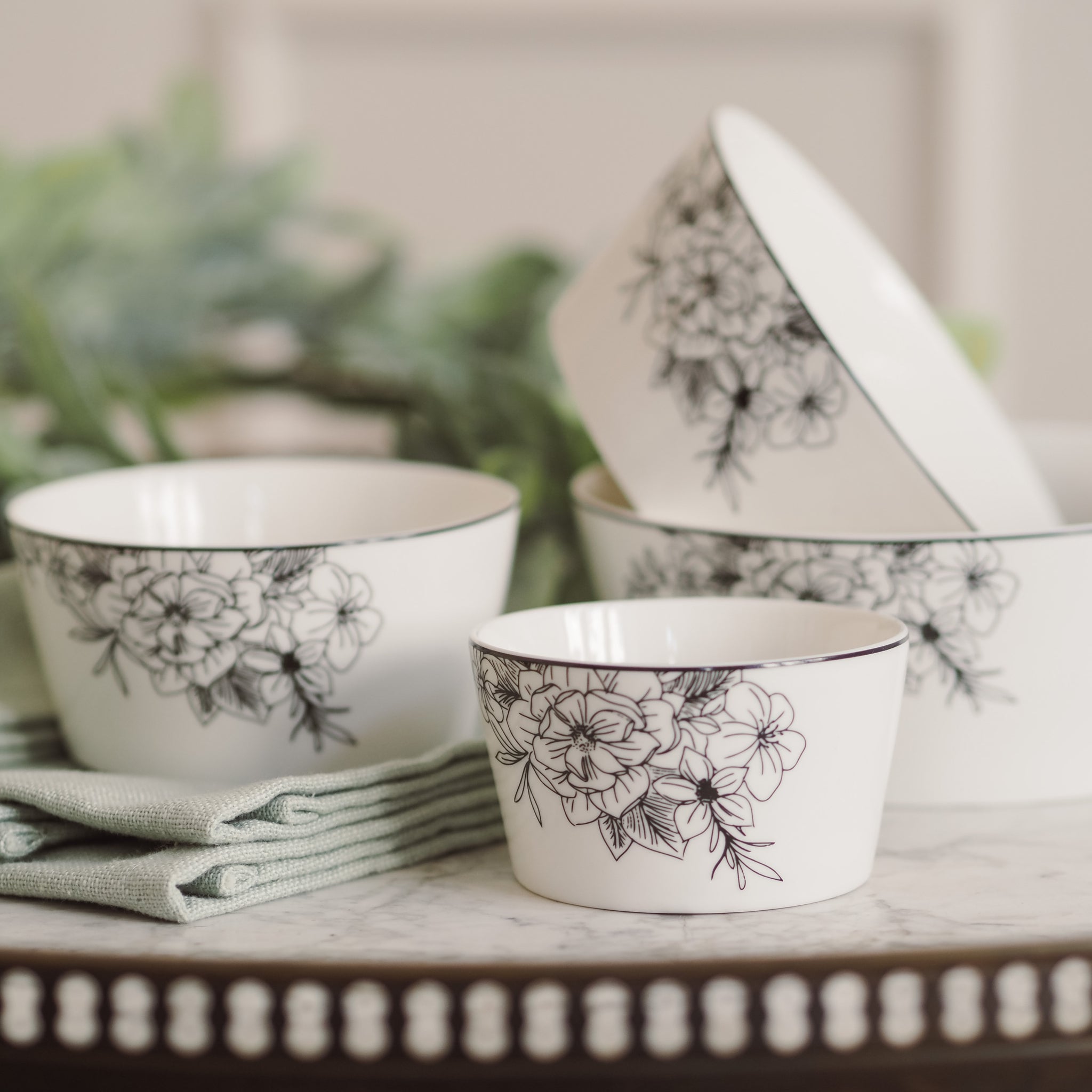 DECOR - NEW - Porzellan Geschirr mit schwarzem Blumenmuster