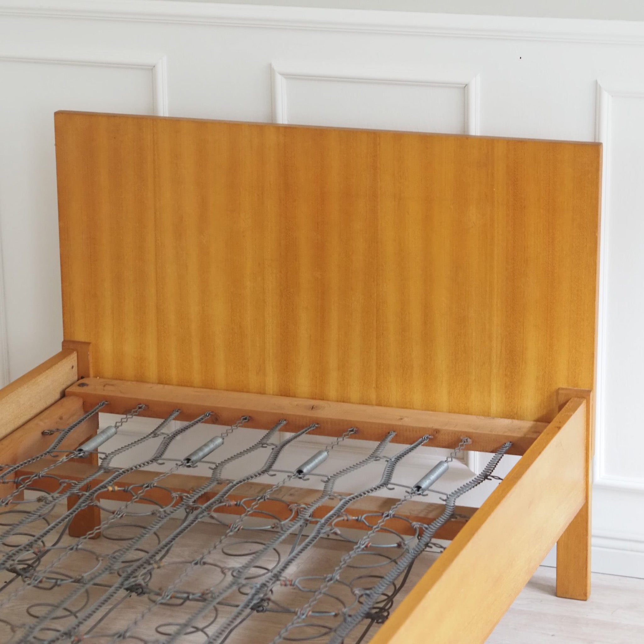 Stilvolles Mid-Century Holz Bett mit Federkern-Lattenrost, um 1950