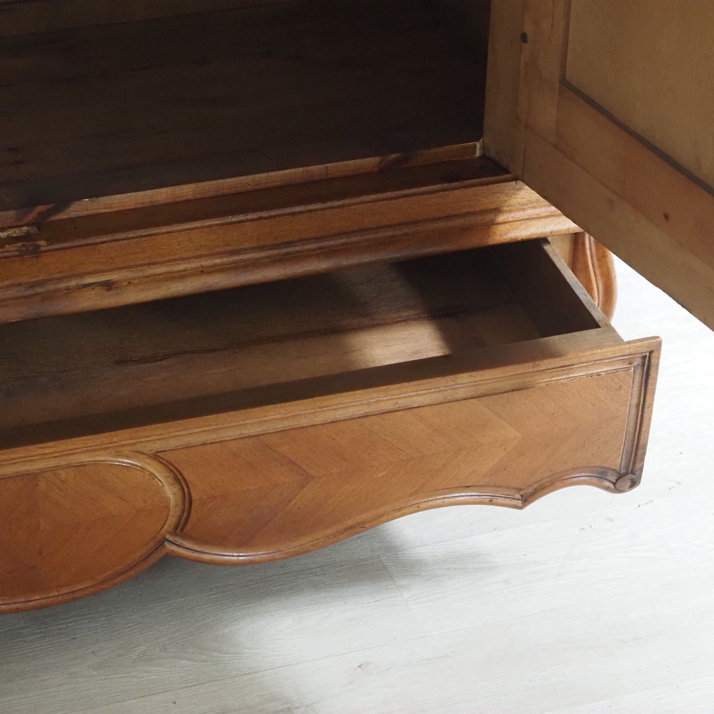 EPOCHE 1890 Kleiderschrank