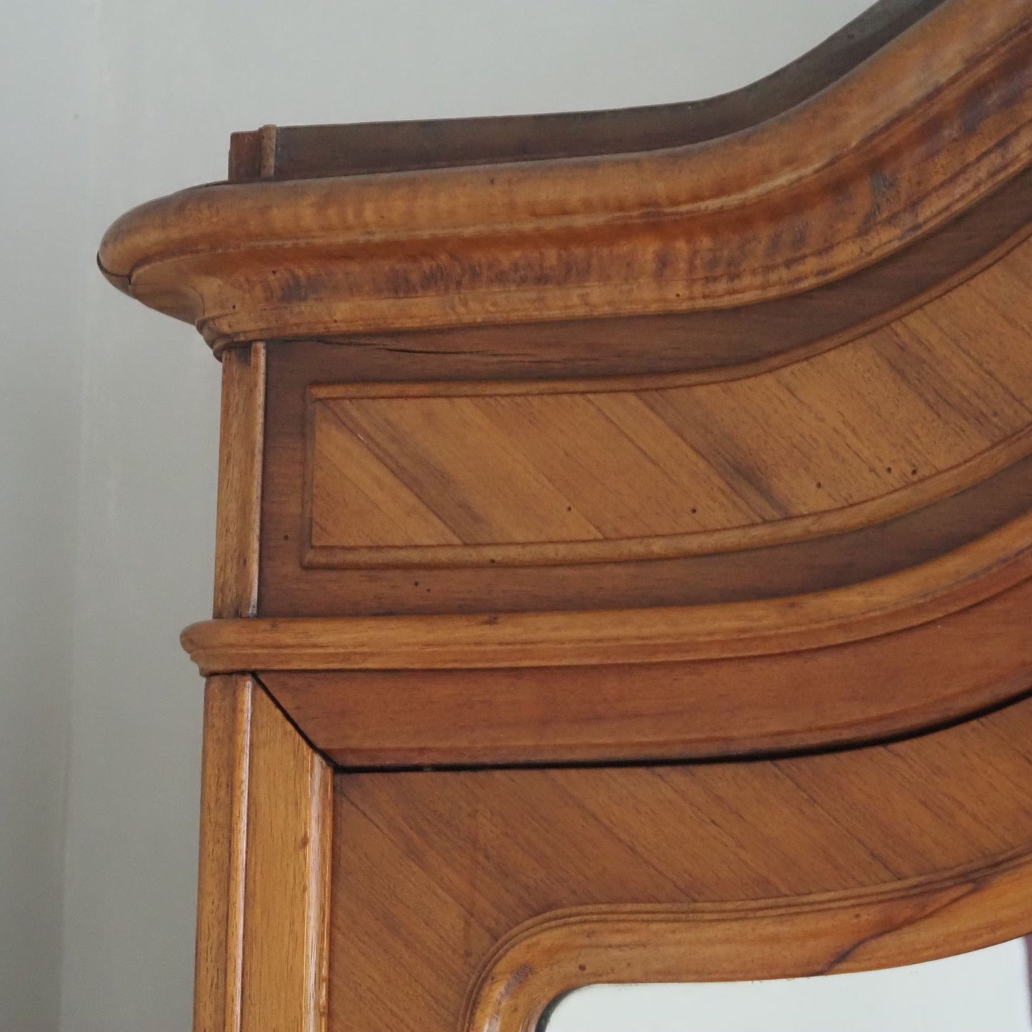 EPOCHE 1890 Kleiderschrank