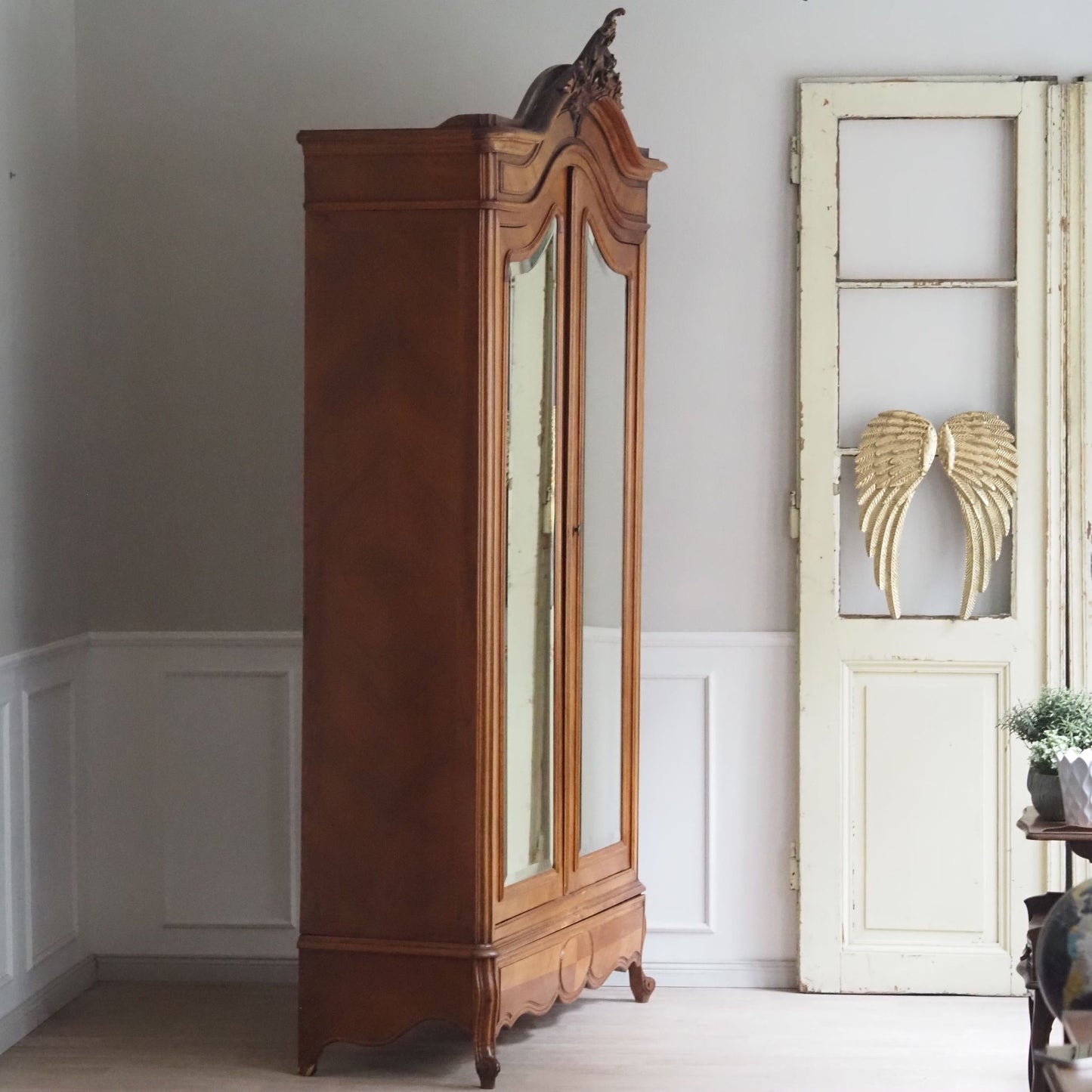 EPOCHE 1890 Kleiderschrank