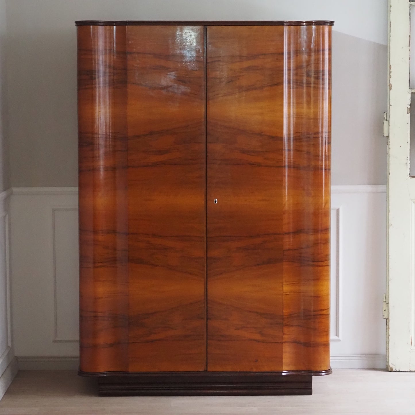 EPOCHE 1950 - Mid-Century Art Deco Kleiderschrank