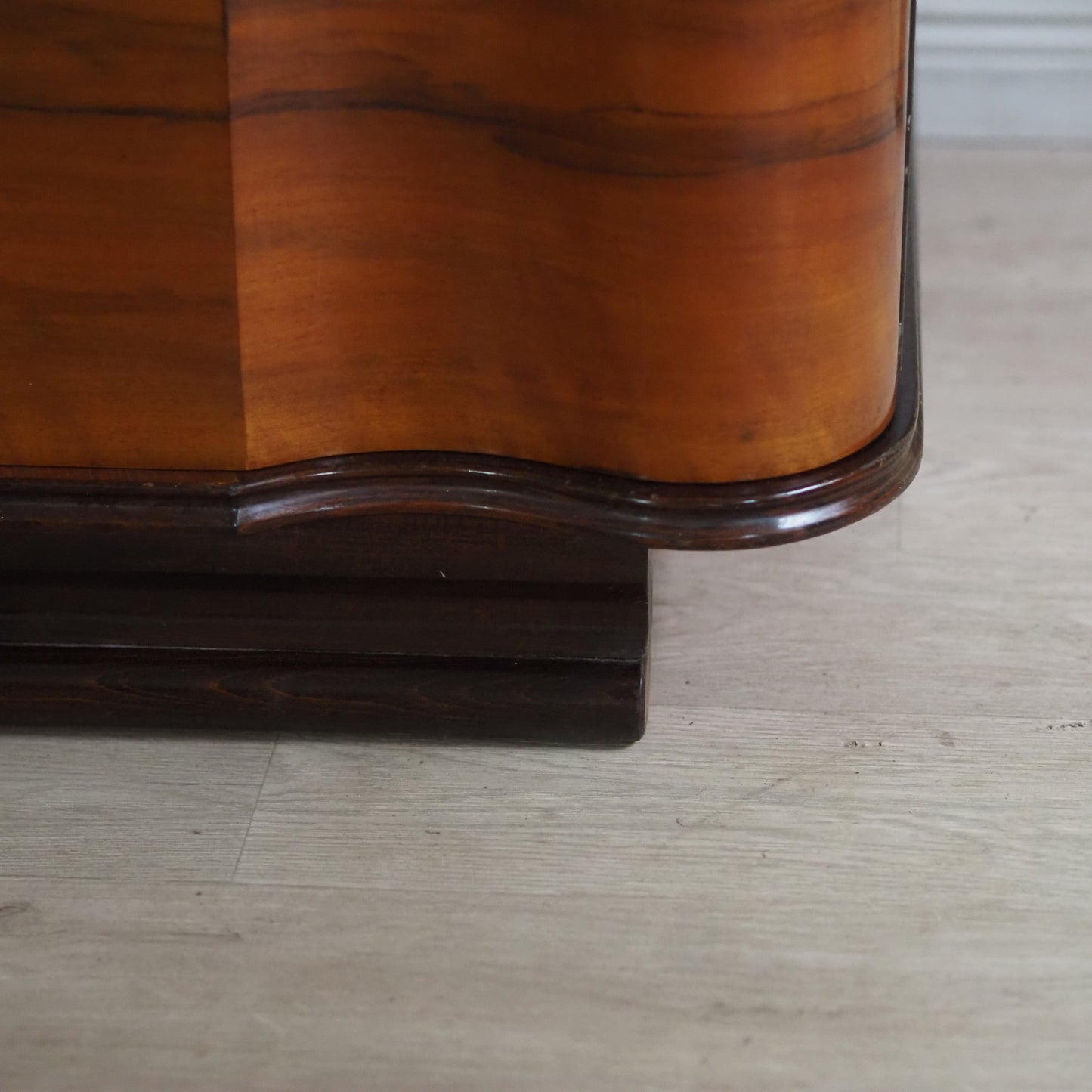 EPOCHE 1950 - Mid-Century Art Deco Kleiderschrank