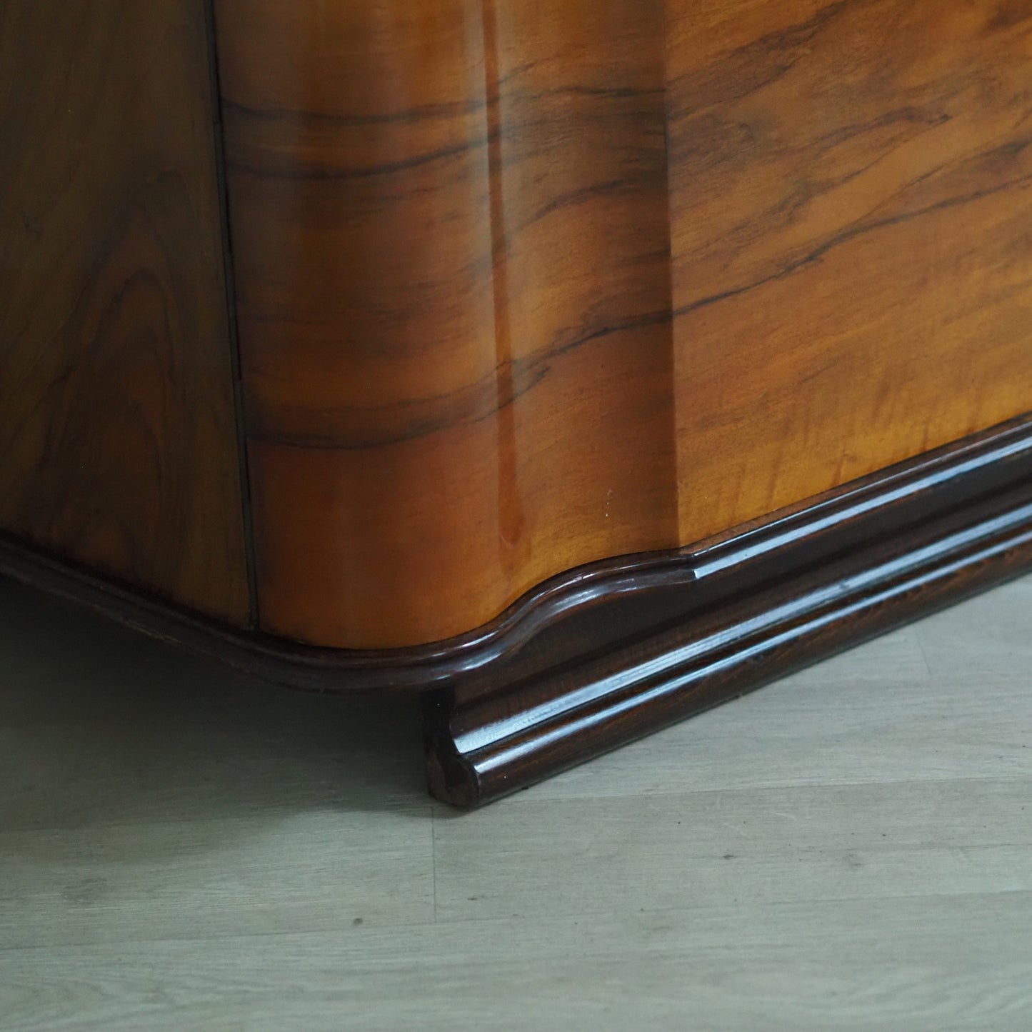 EPOCHE 1950 - Mid-Century Art Deco Kleiderschrank