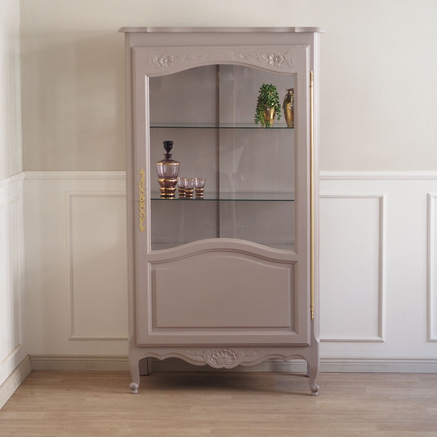 Elegante französische 20er Jahre Vitrine in taupe rosa