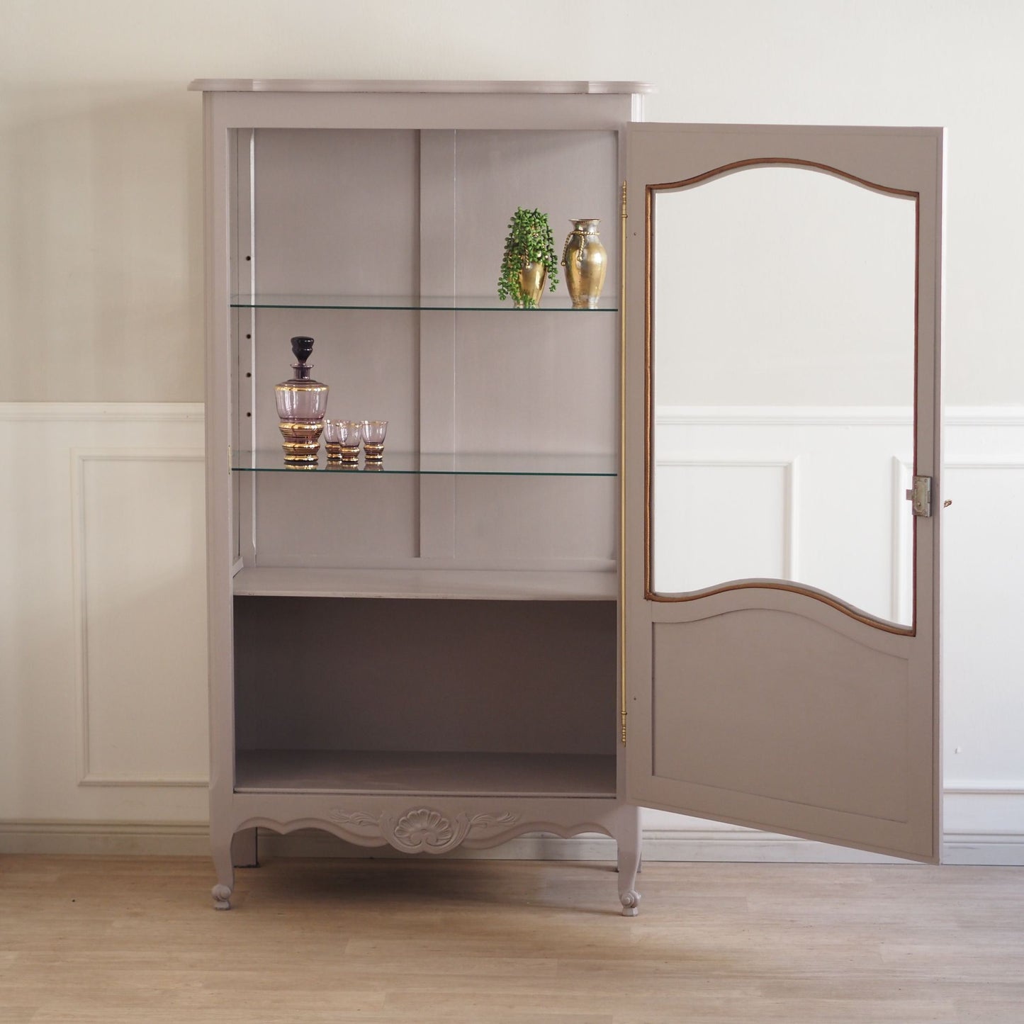 Elegante französische 20er Jahre Vitrine in taupe rosa