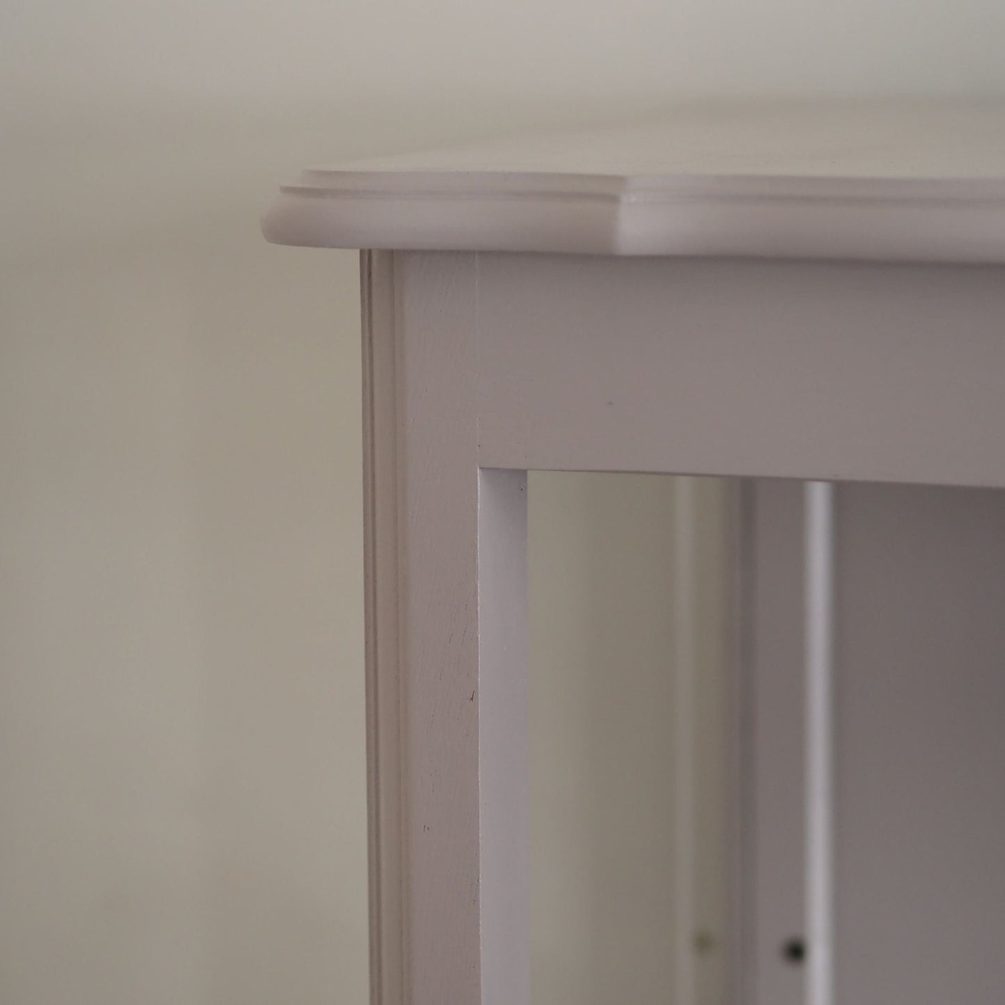 Elegante französische 20er Jahre Vitrine in taupe rosa
