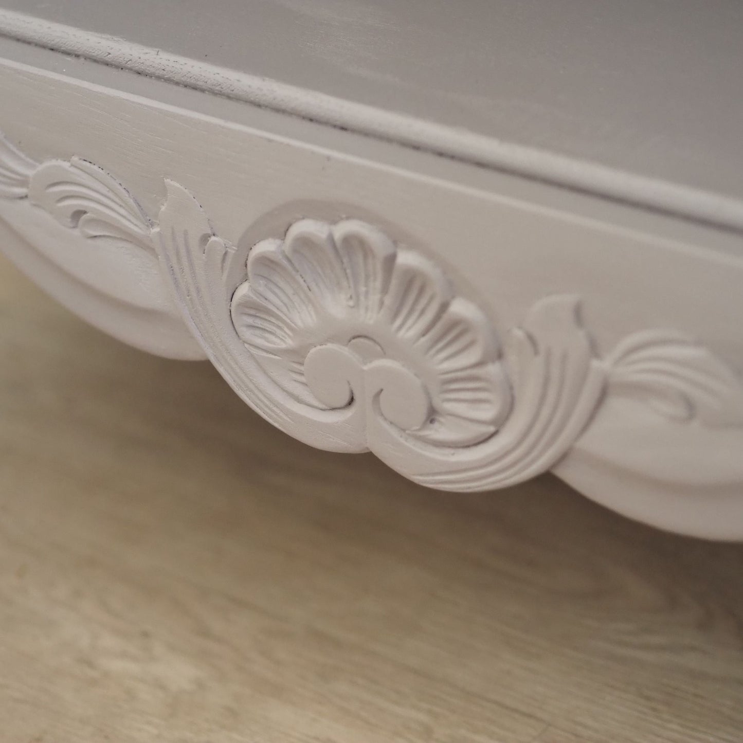 Elegante französische 20er Jahre Vitrine in taupe rosa
