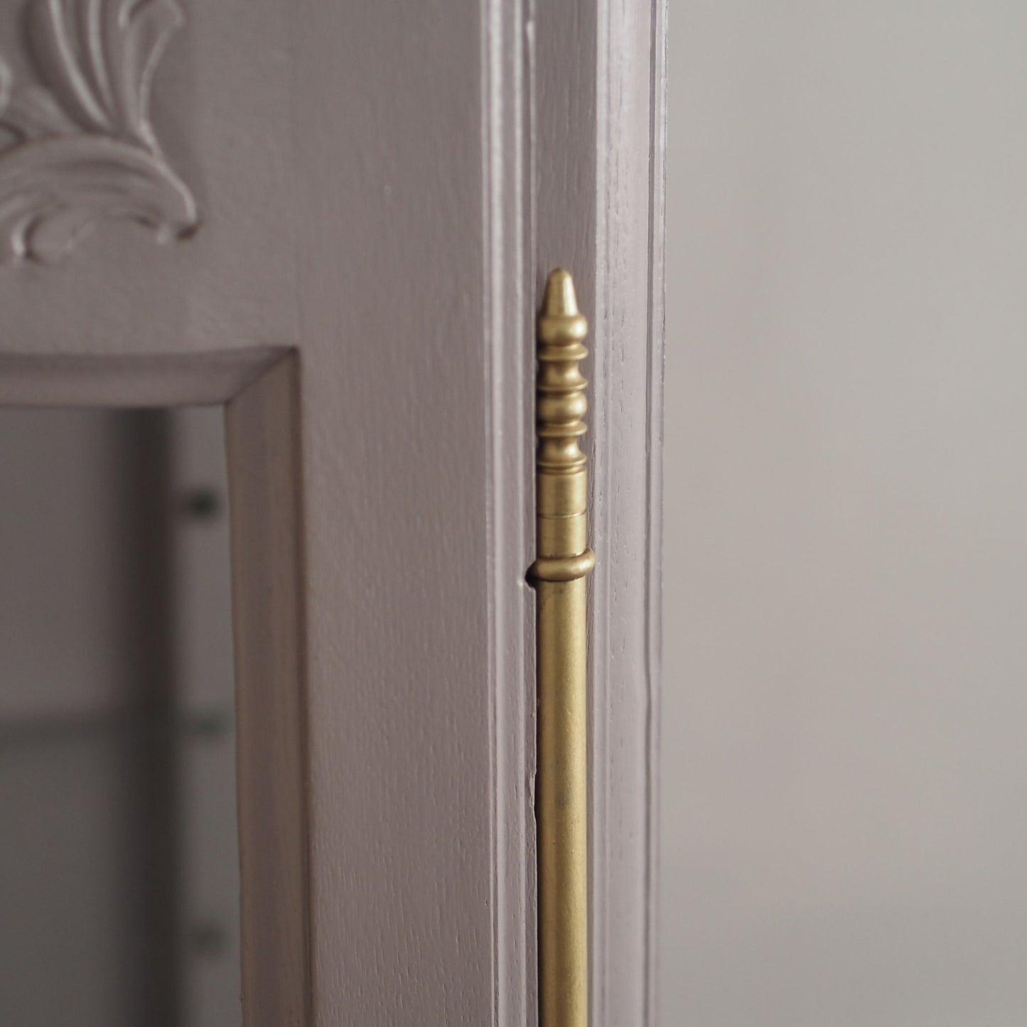 Elegante französische 20er Jahre Vitrine in taupe rosa