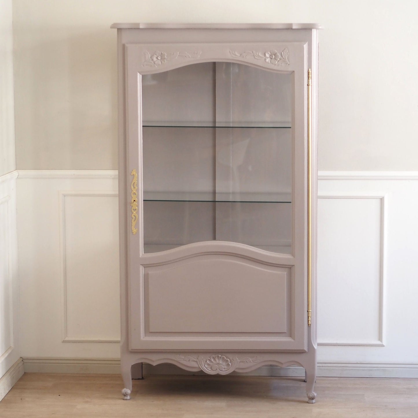Elegante französische 20er Jahre Vitrine in taupe rosa
