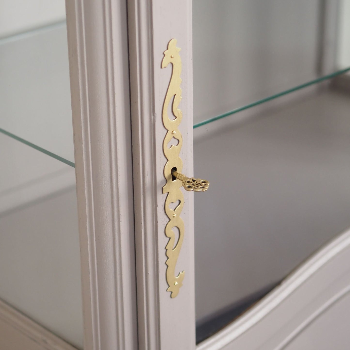 Elegante französische 20er Jahre Vitrine in taupe rosa