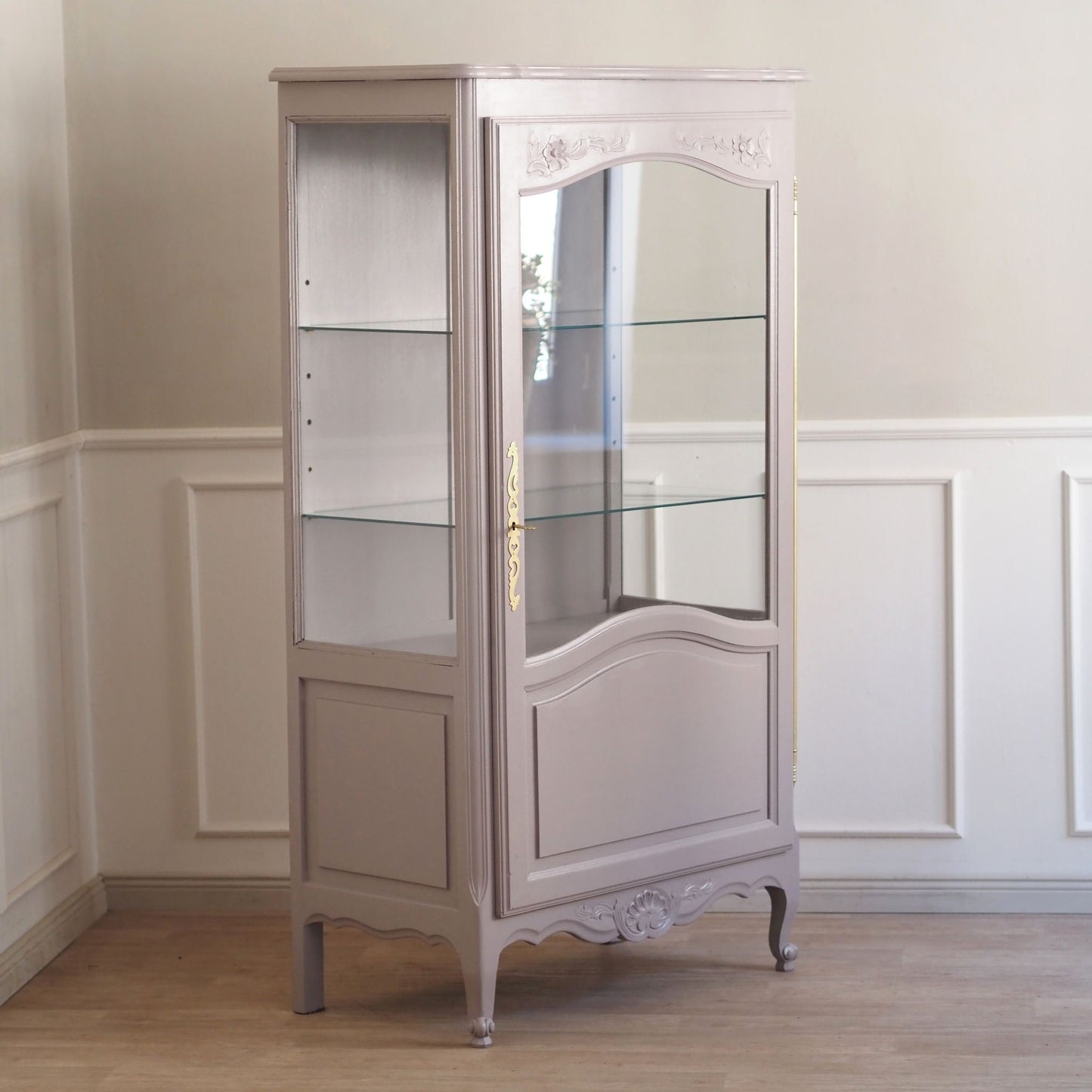 Elegante französische 20er Jahre Vitrine in taupe rosa