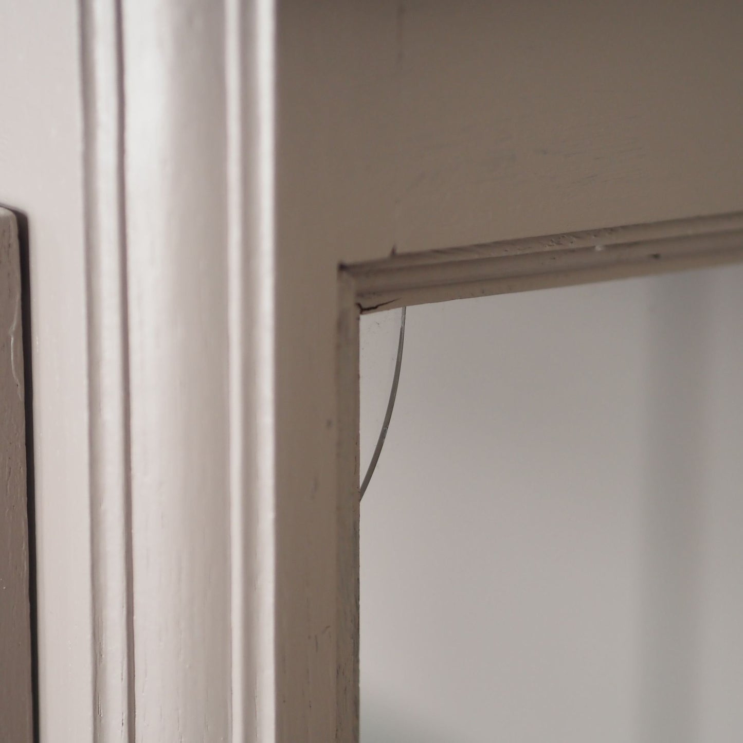 Elegante französische 20er Jahre Vitrine in taupe rosa