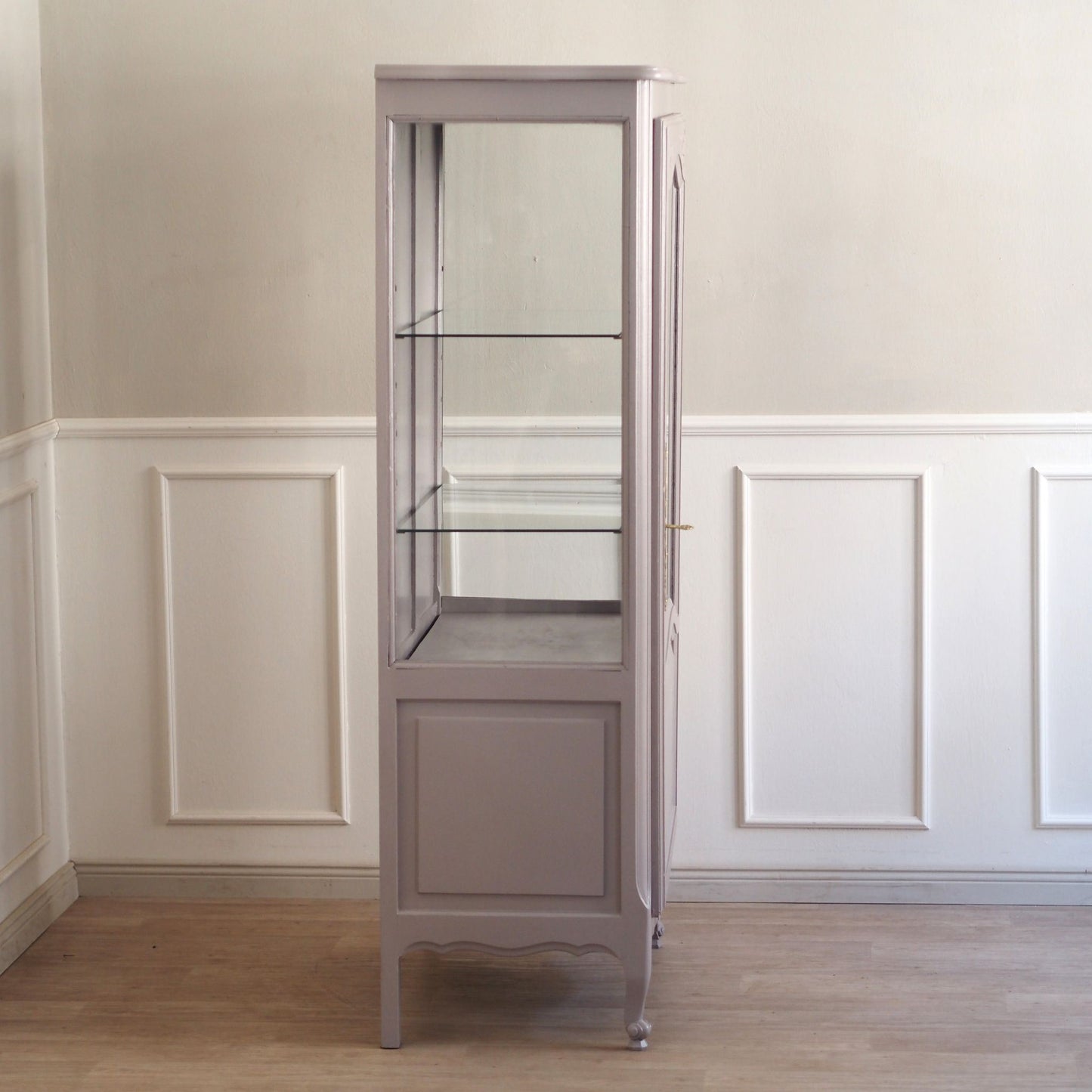 Elegante französische 20er Jahre Vitrine in taupe rosa
