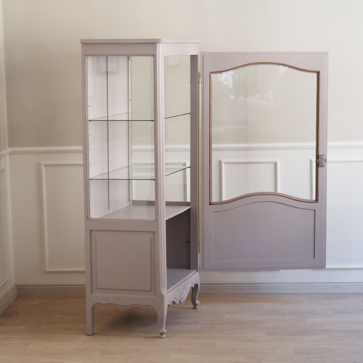 Elegante französische 20er Jahre Vitrine in taupe rosa